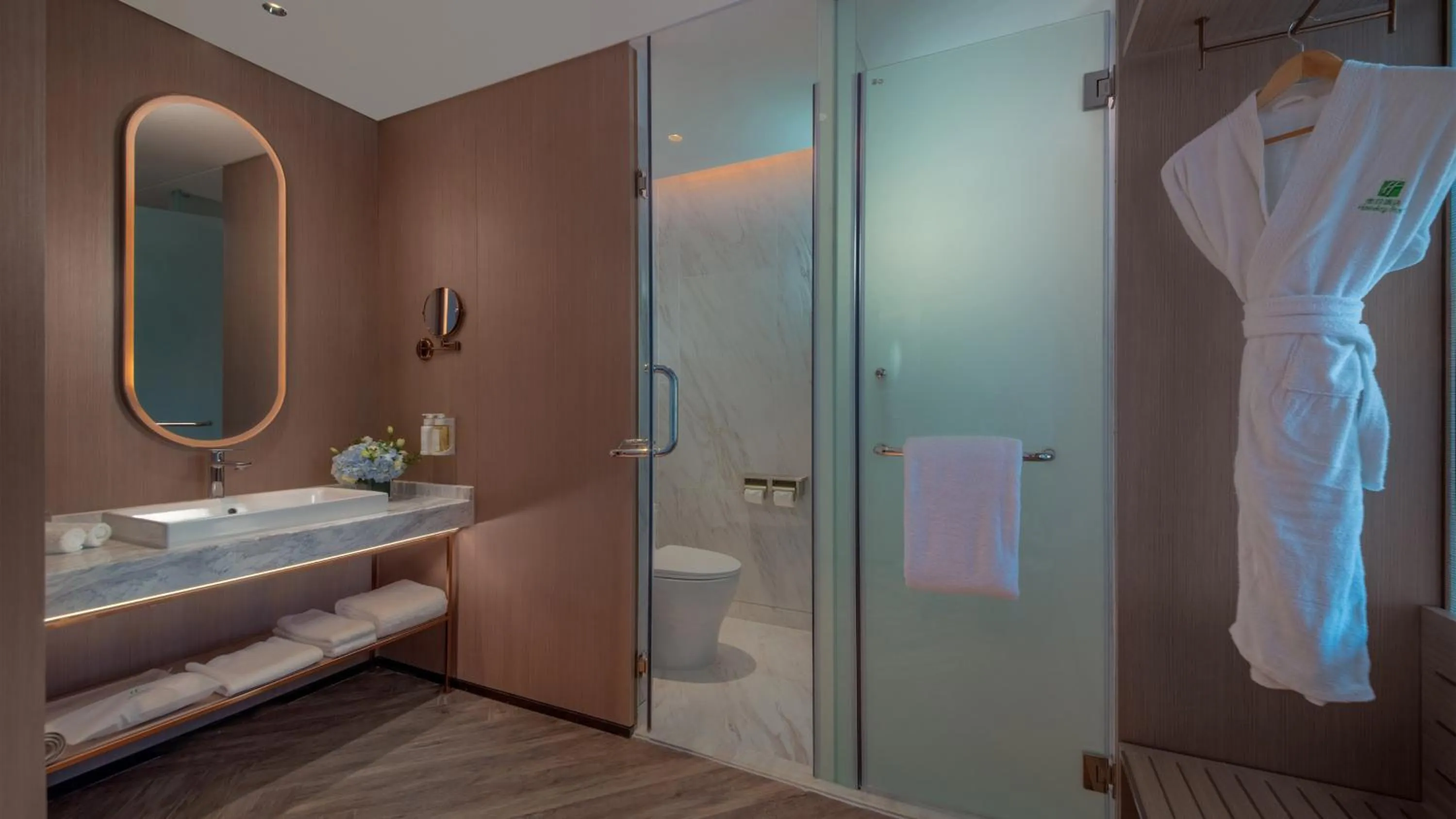 Bedroom in Holiday Inn Beijing Focus Square by IHG