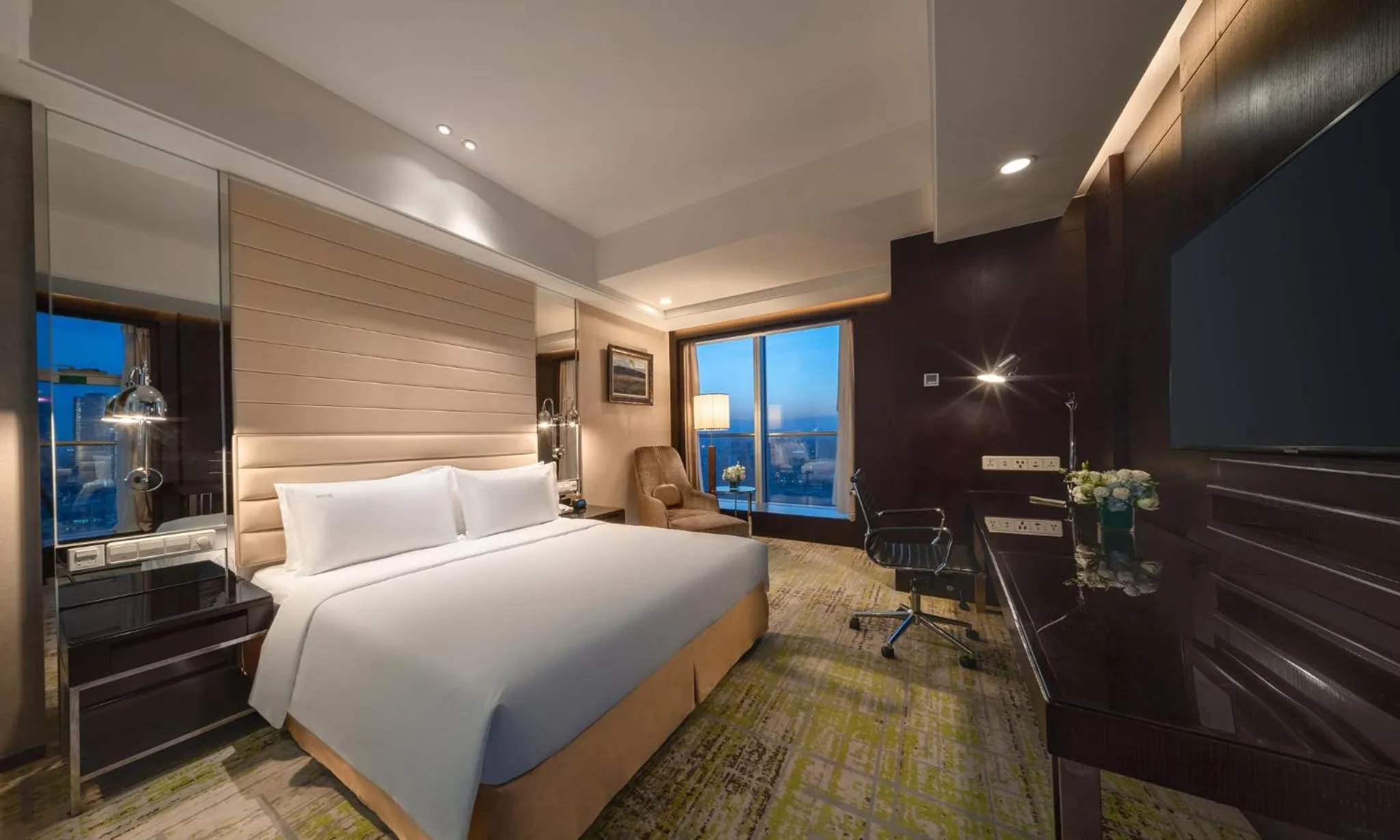 Photo of the whole room, Bed in Holiday Inn Beijing Focus Square by IHG