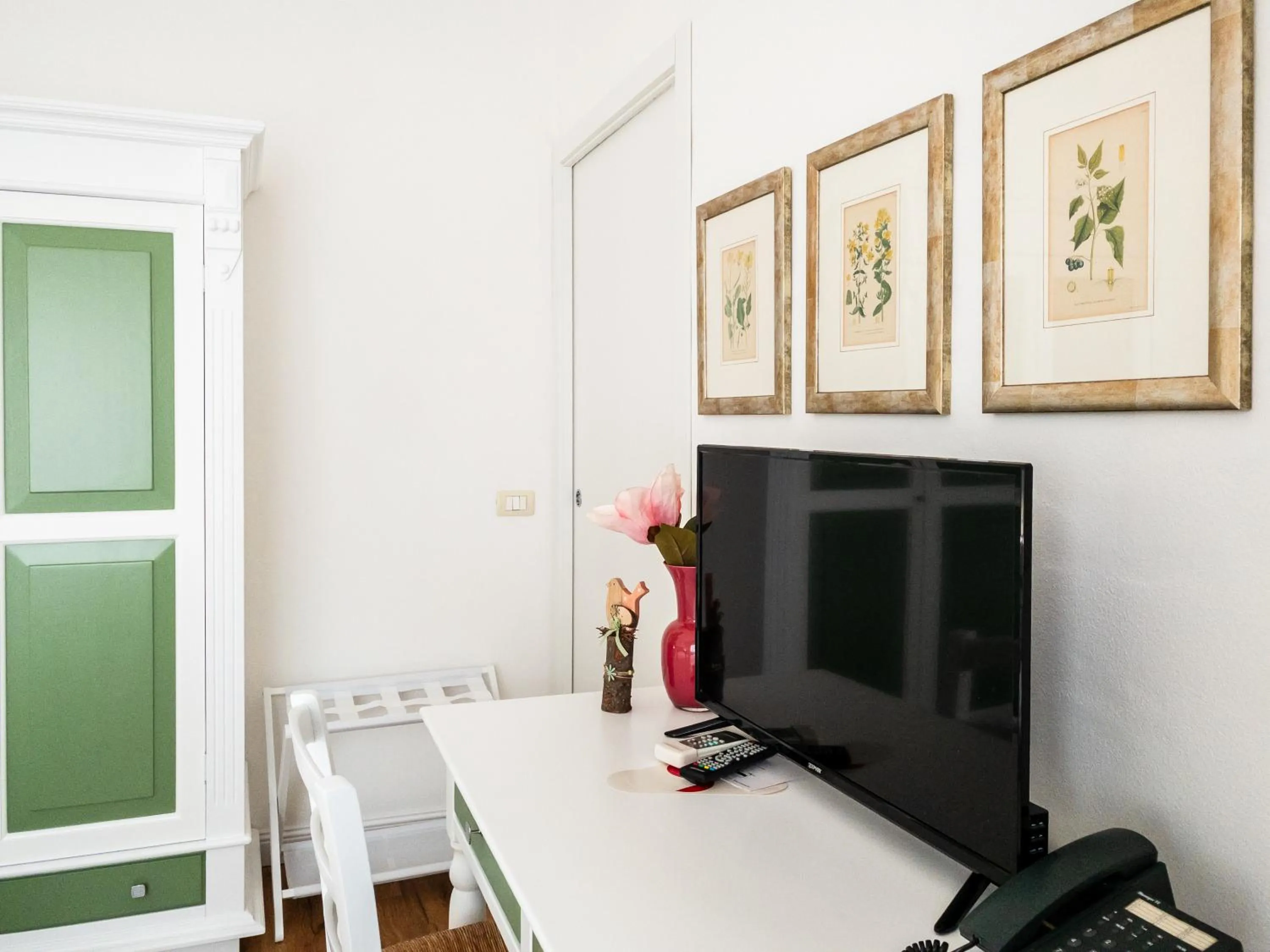 TV and multimedia in Hotel Donatella