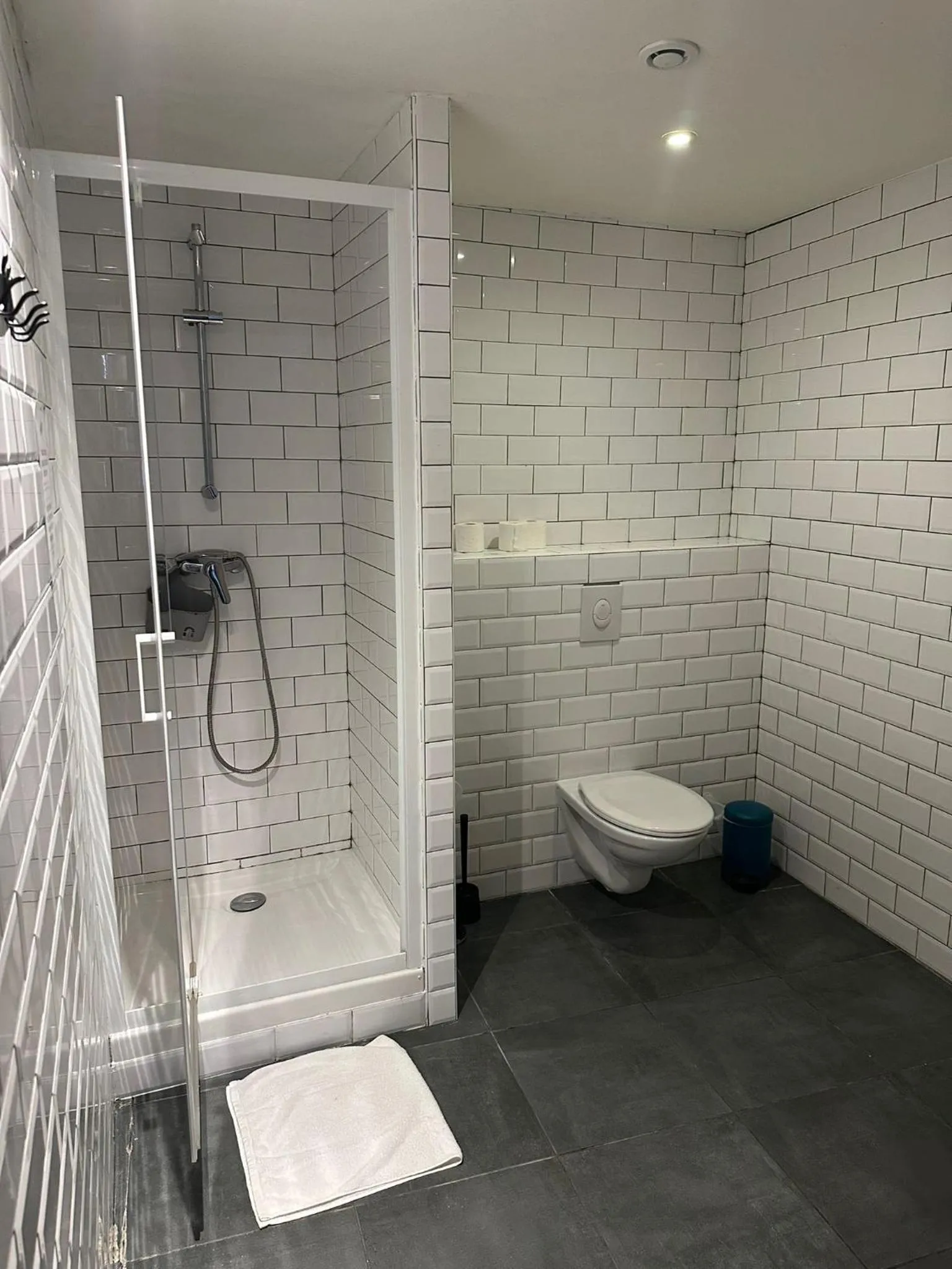 Shower in Hostel Vertigo Vieux-Port