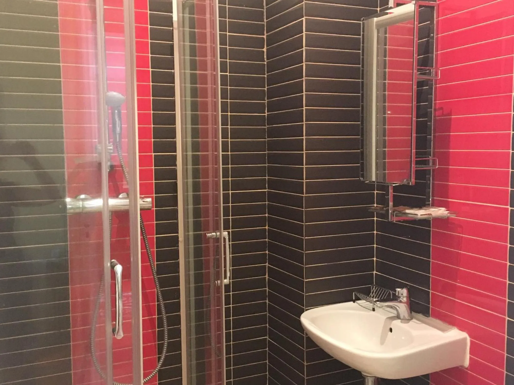 Shower in Le Mascaret