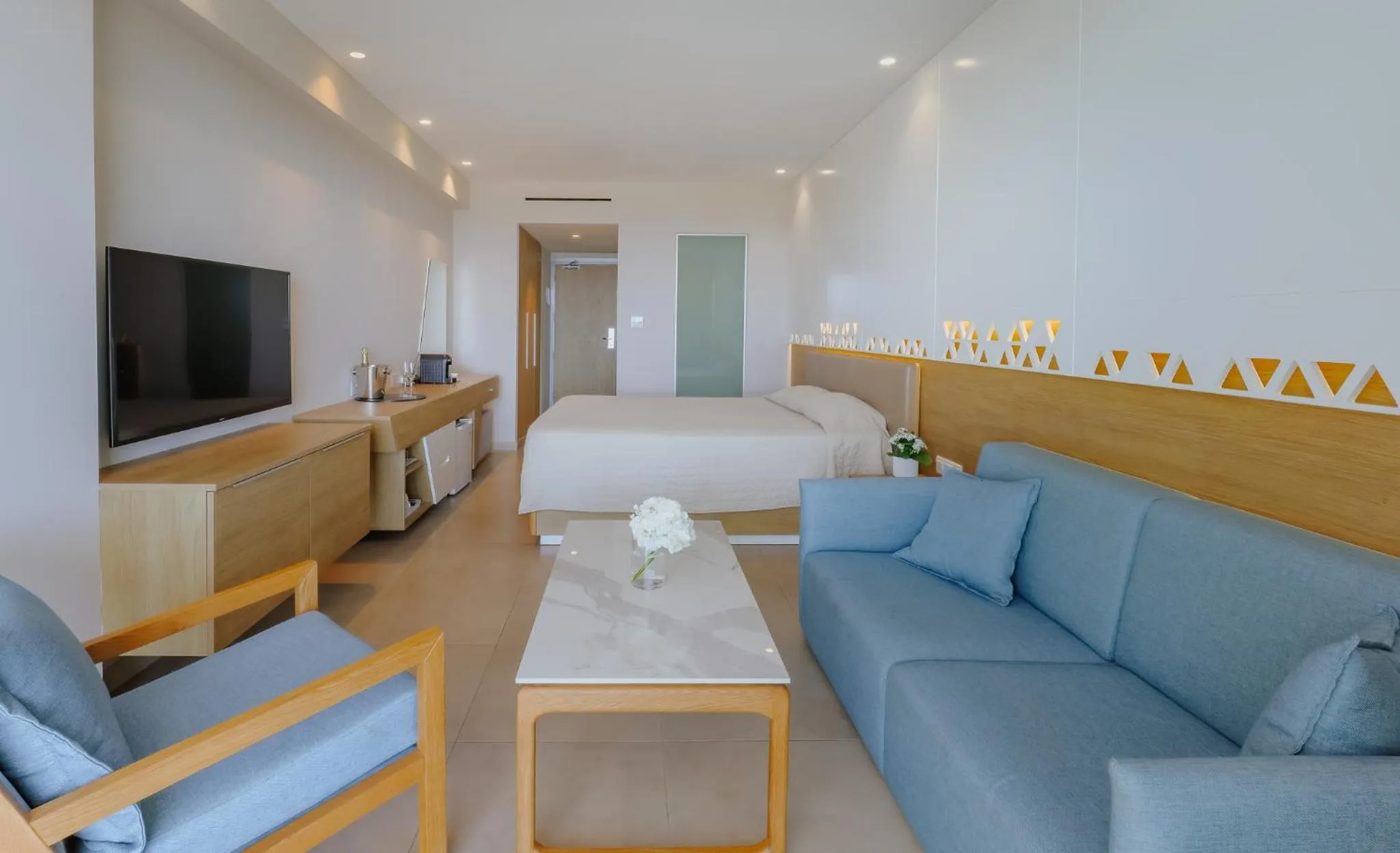 Photo of the whole room, Bed in Seasons Hotel (Adults Only)