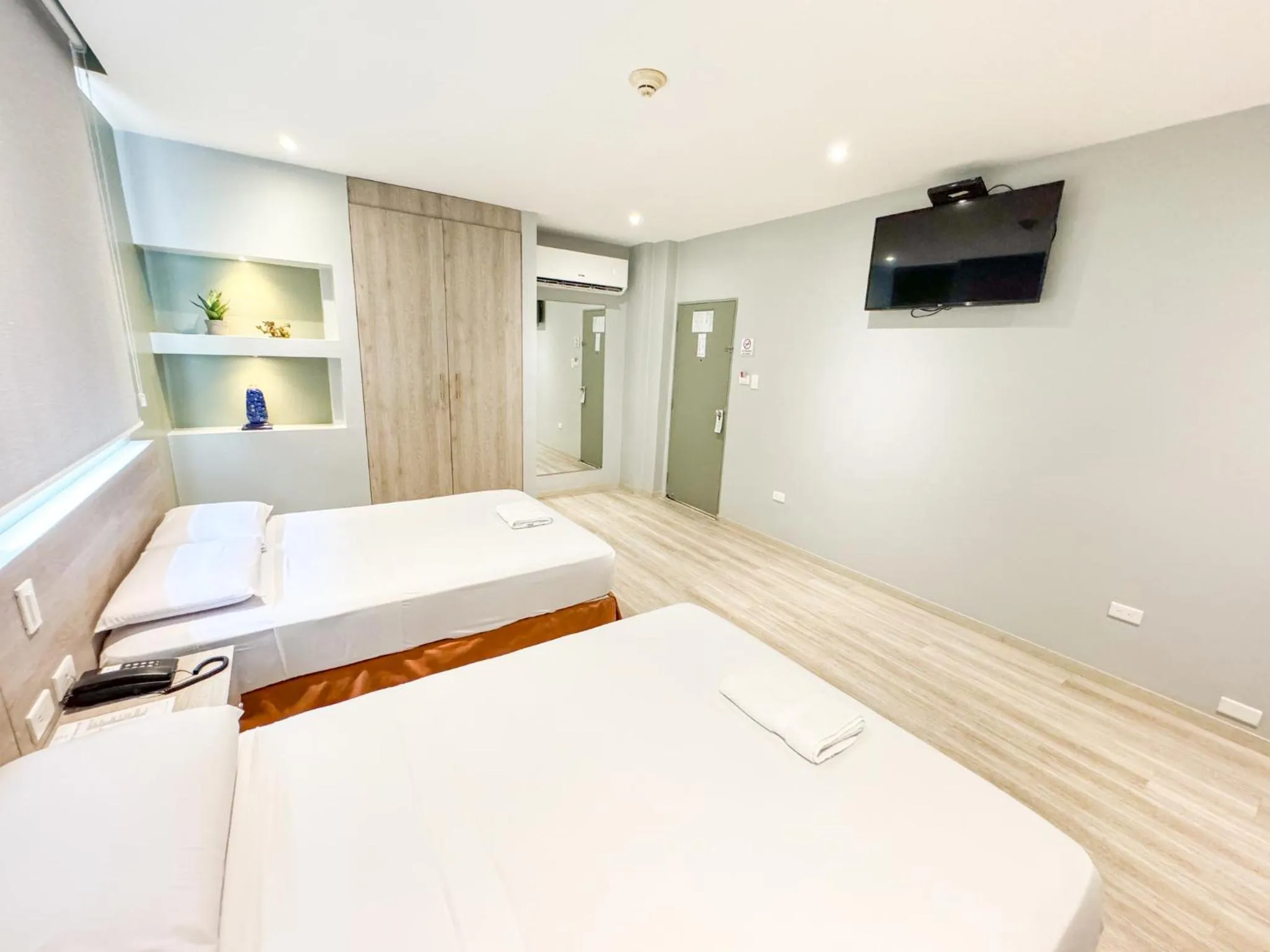 air conditioner, Bed in GH Sander Hotel