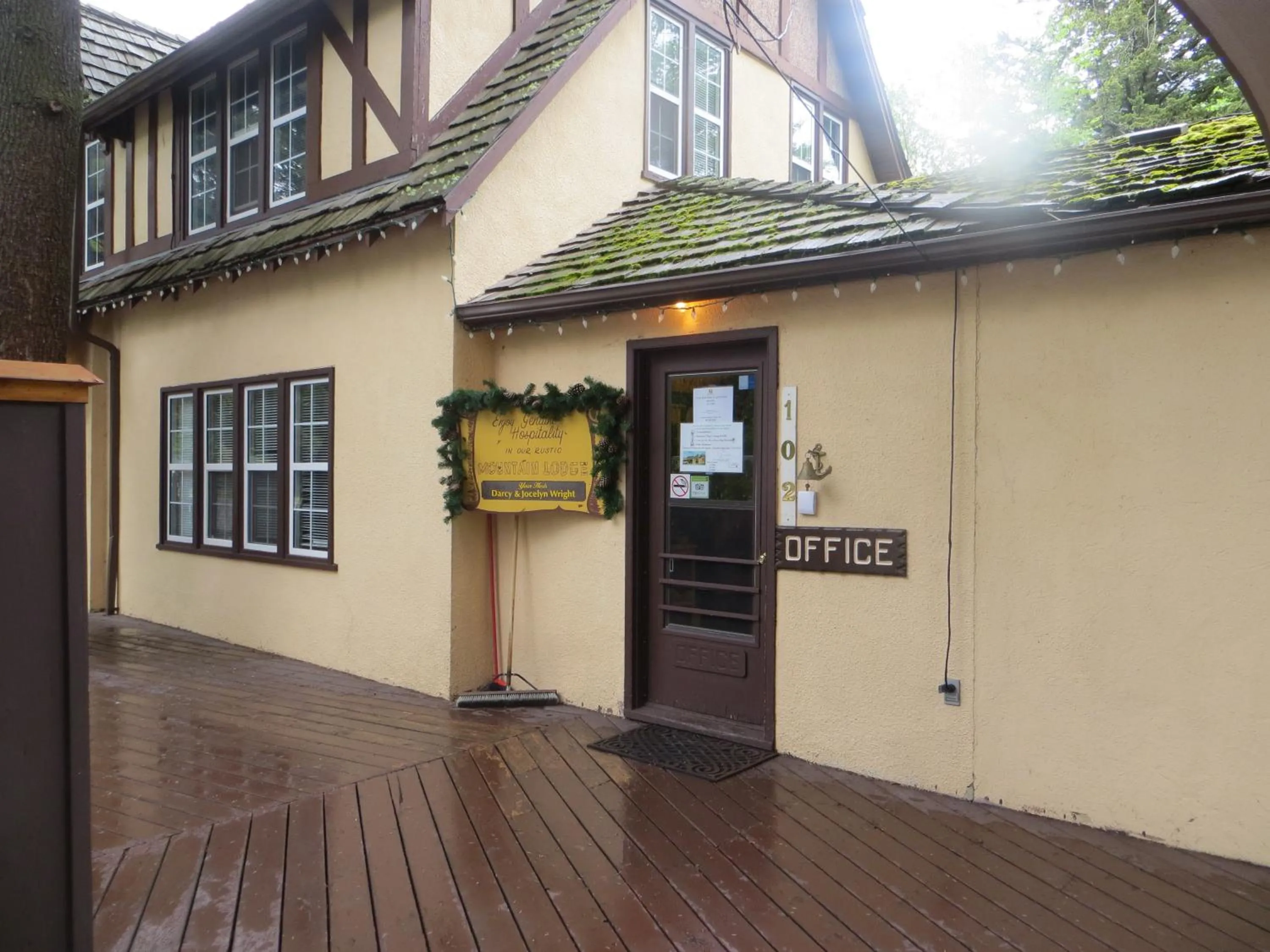 Facade/entrance in Crandell Mountain Lodge