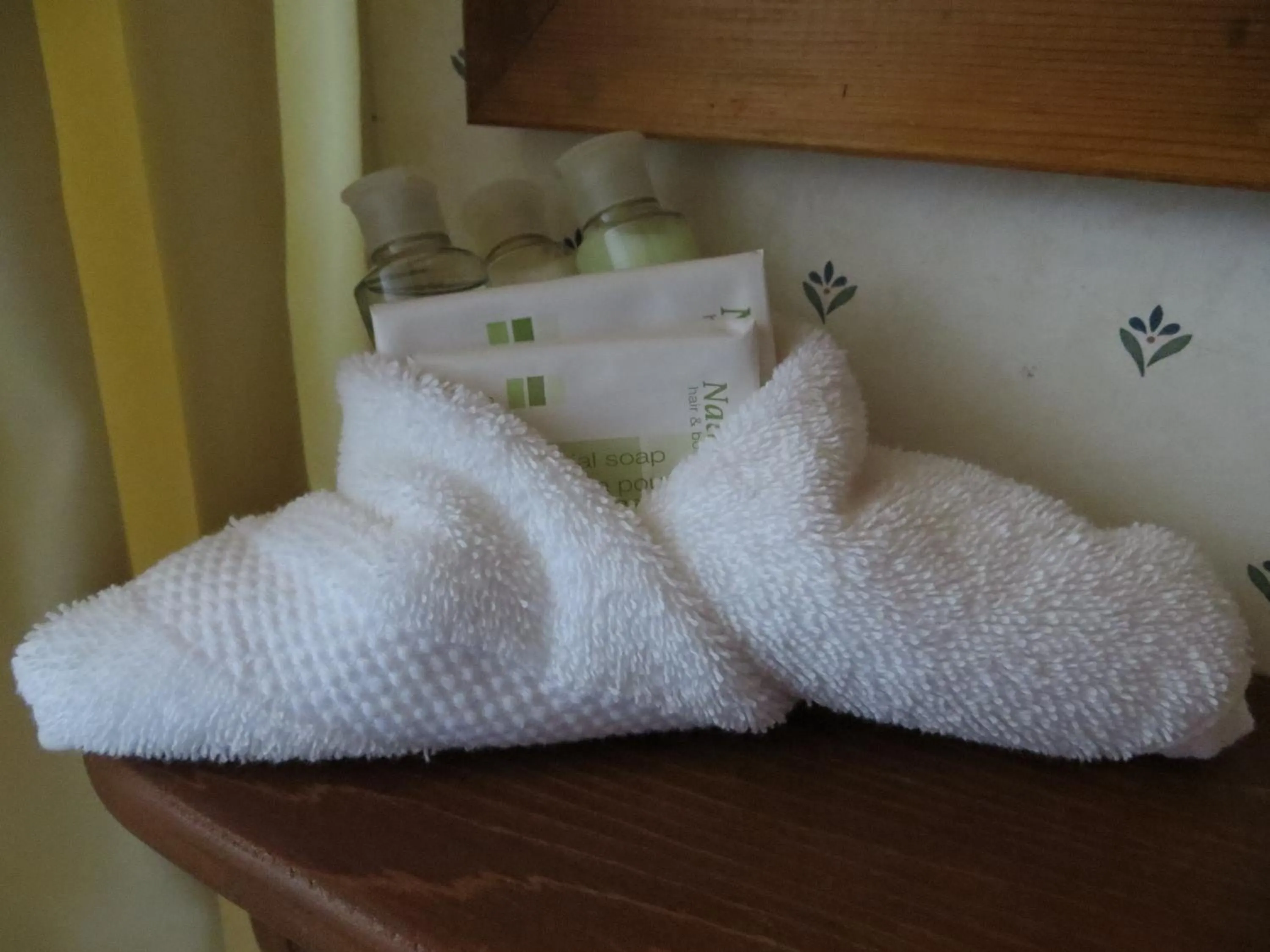 Bathroom, Bed in Crandell Mountain Lodge