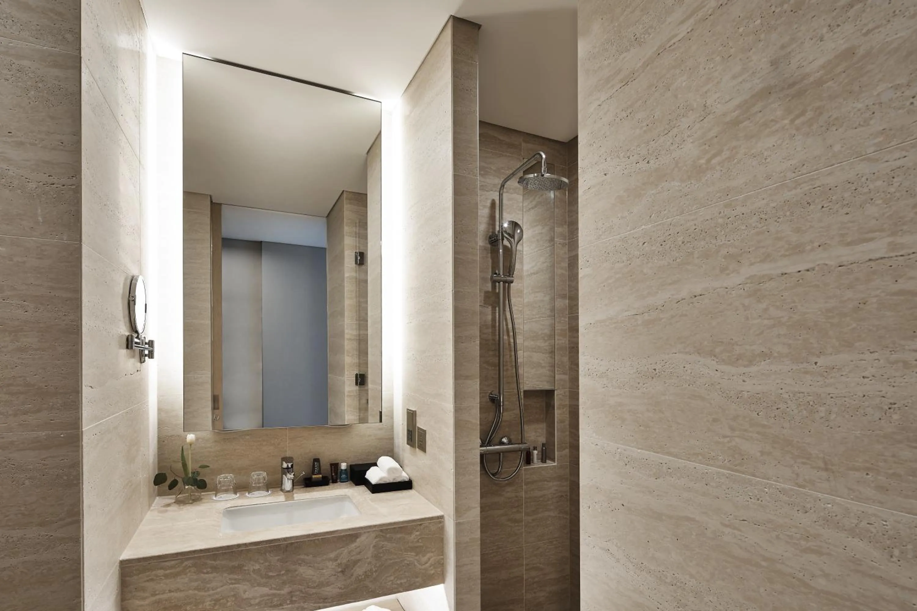 Toilet in Landing Jeju Shinhwa World Hotel