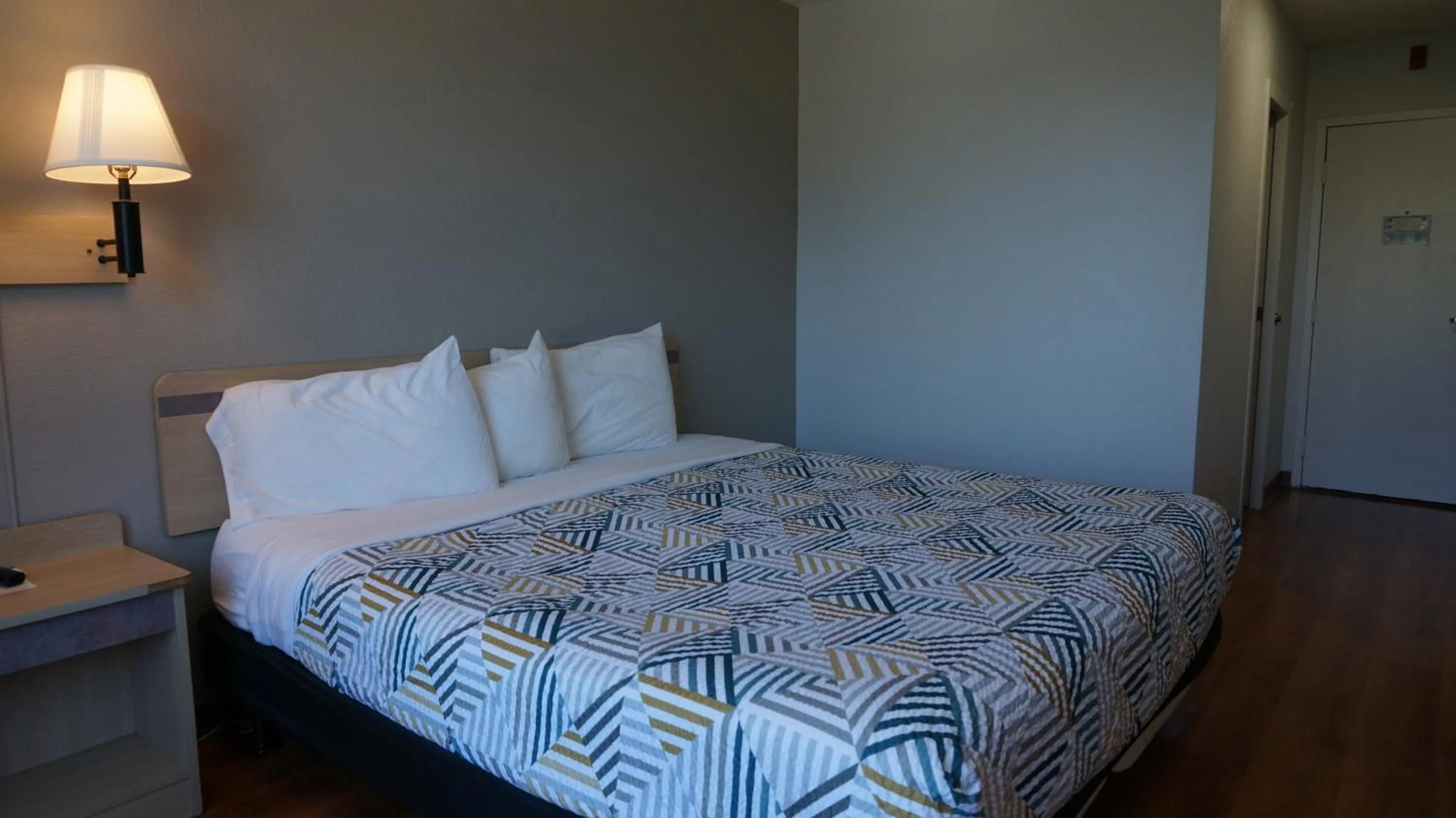 Bed in Motel 6-Belmont, CA - San Francisco - Redwood City