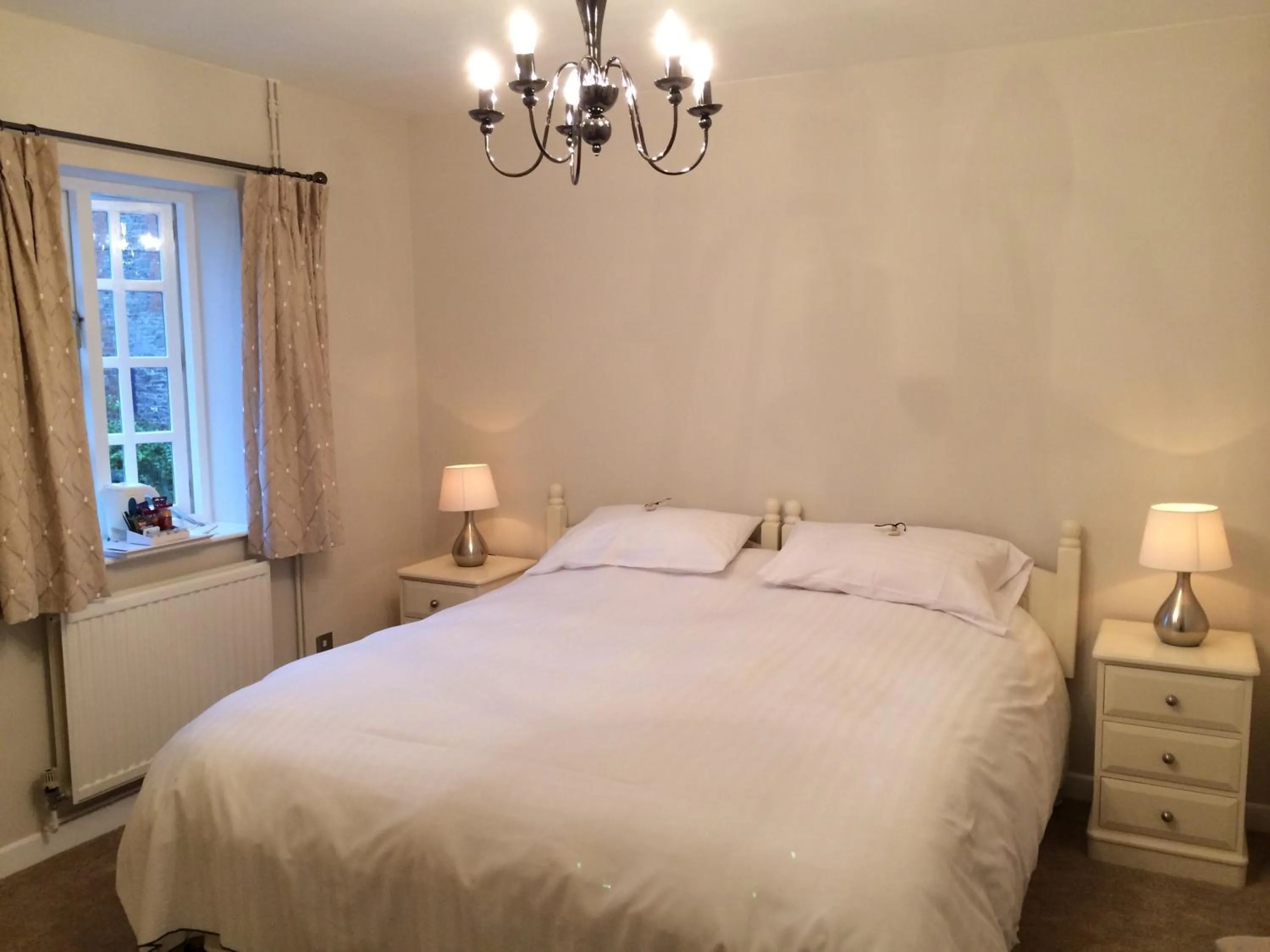 Photo of the whole room, Bed in Dragon Inn