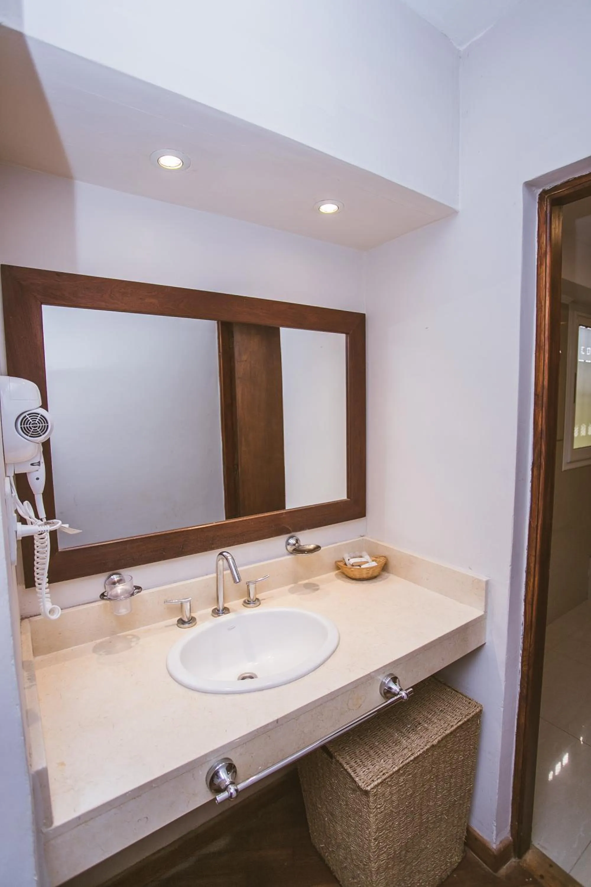 Río Arriba Suites & Apartments & Restó