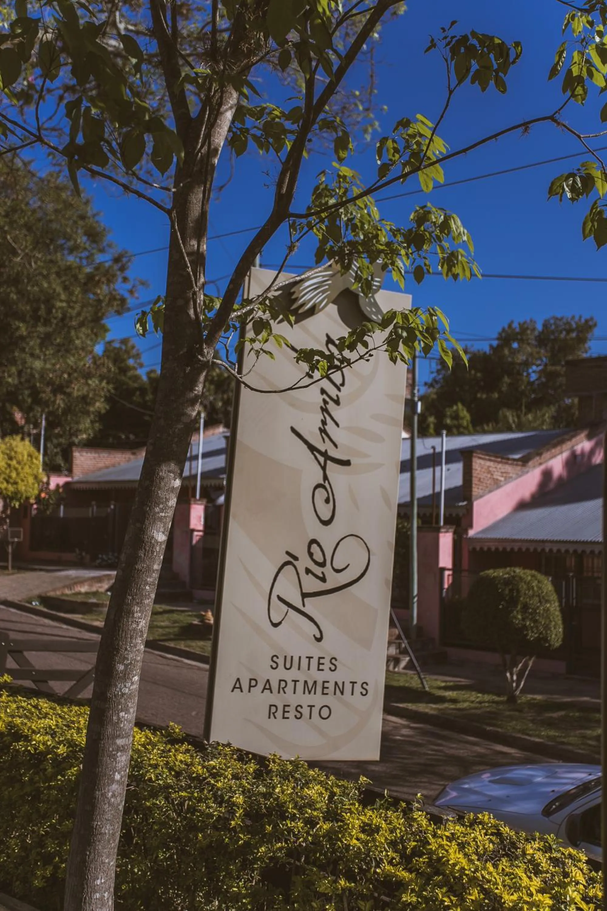 Río Arriba Suites & Apartments & Restó