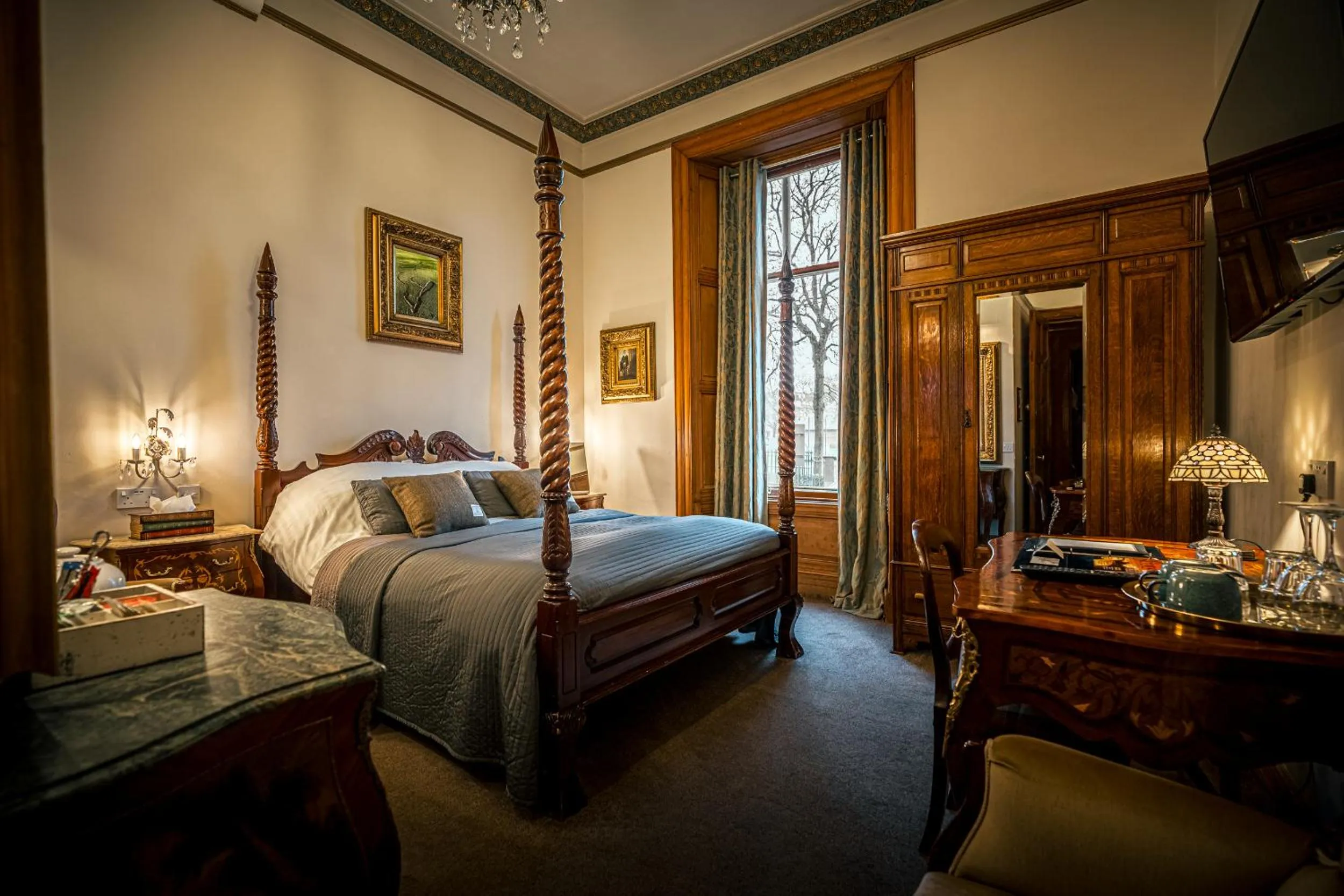 Bed in The Alamo Guest House
