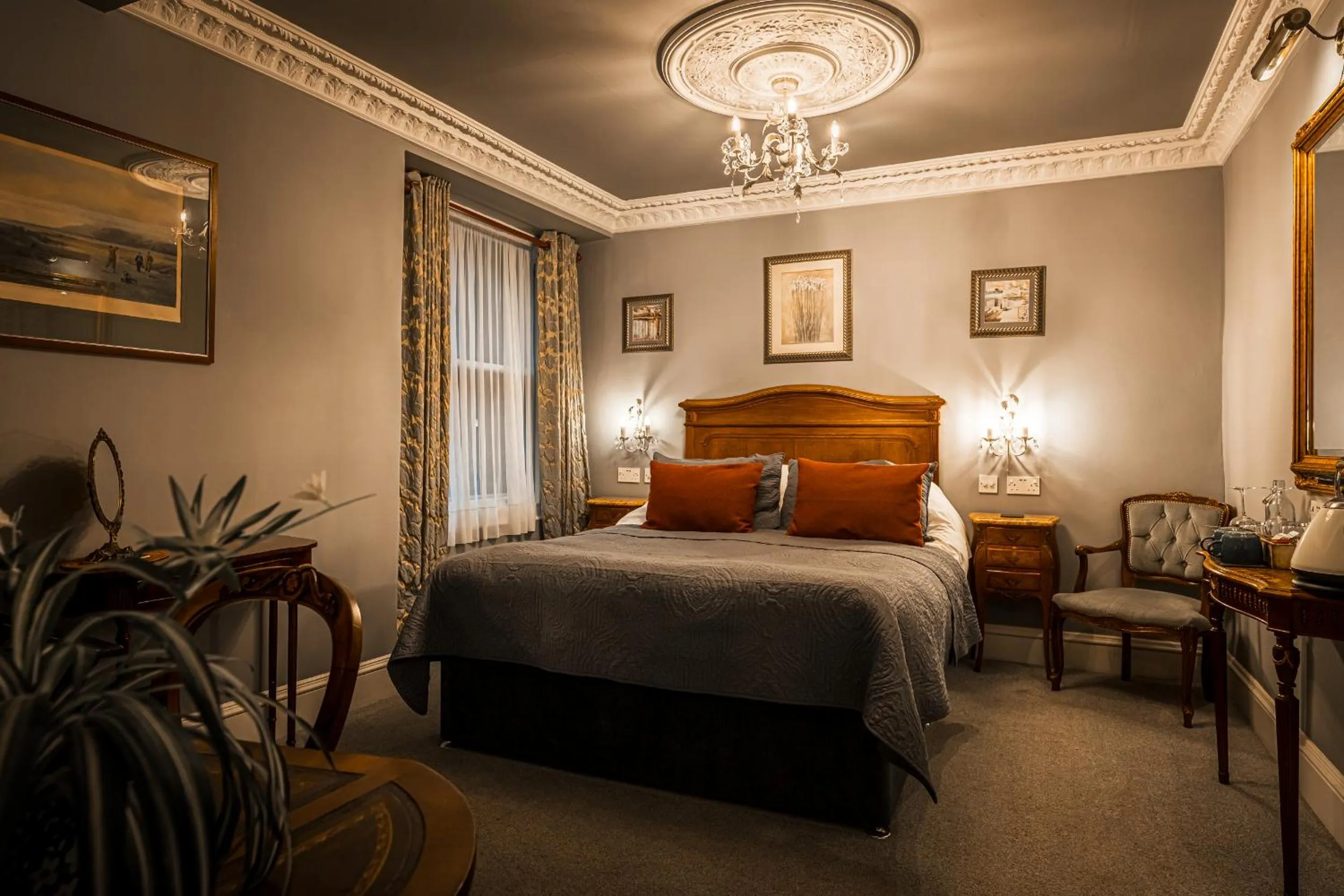 Photo of the whole room, Bed in The Alamo Guest House