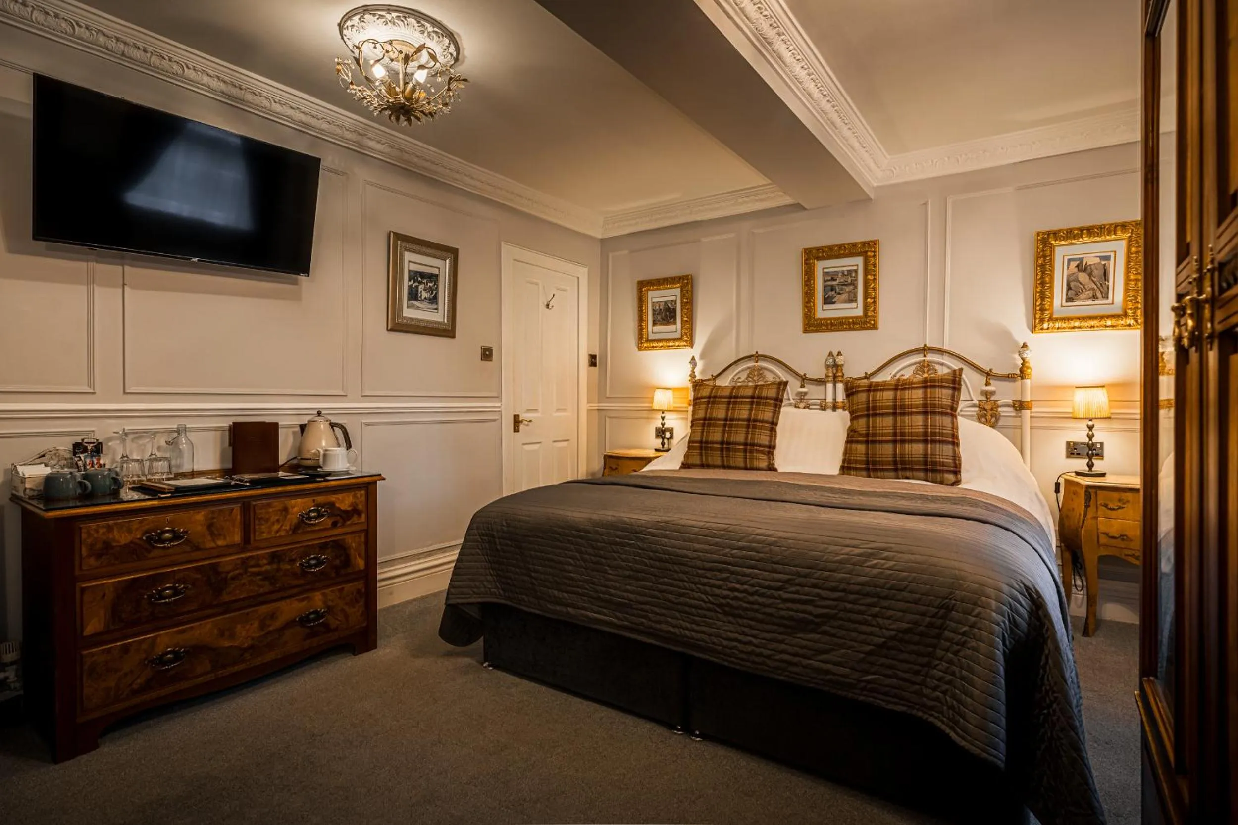 Bed in The Alamo Guest House