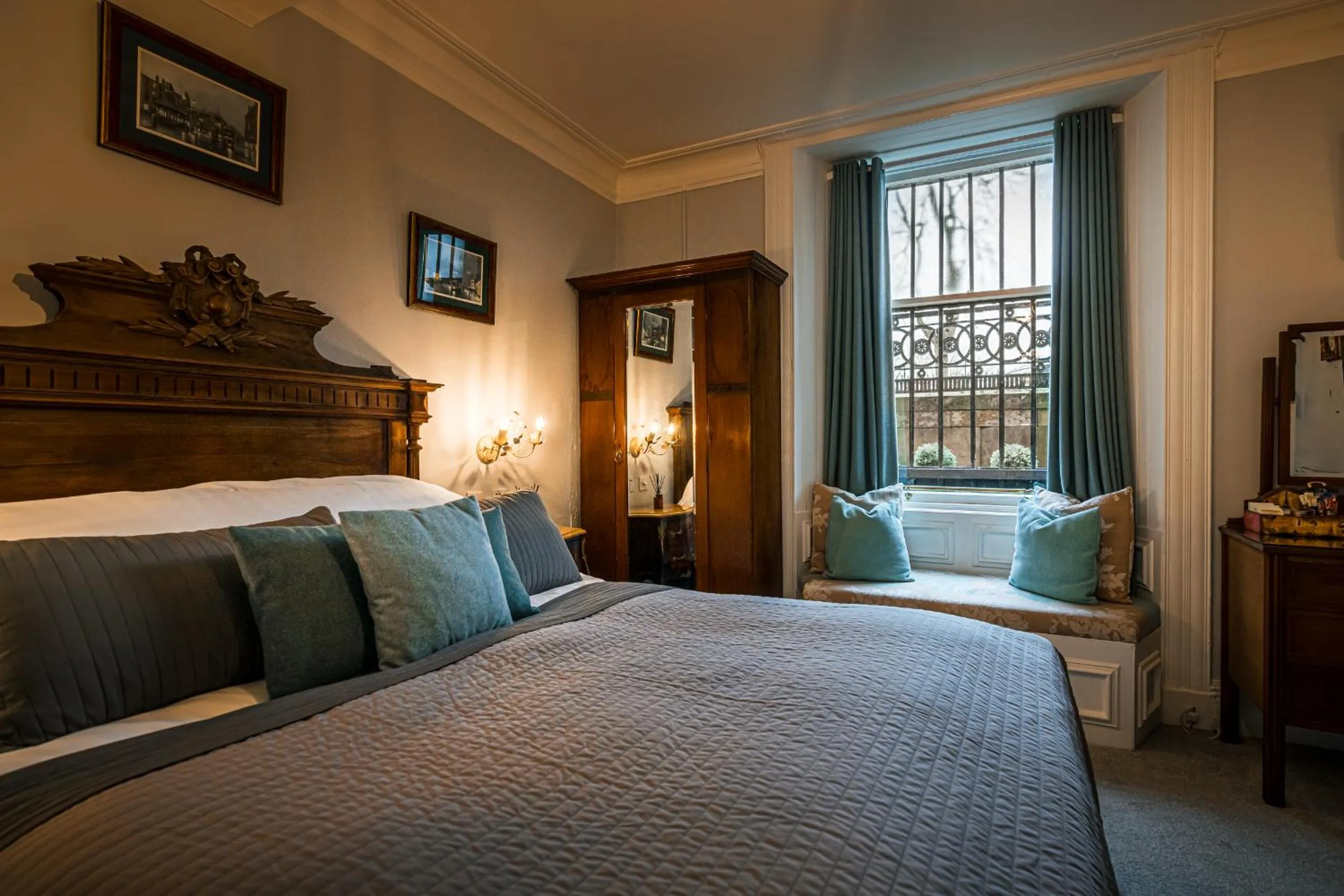 Bed in The Alamo Guest House