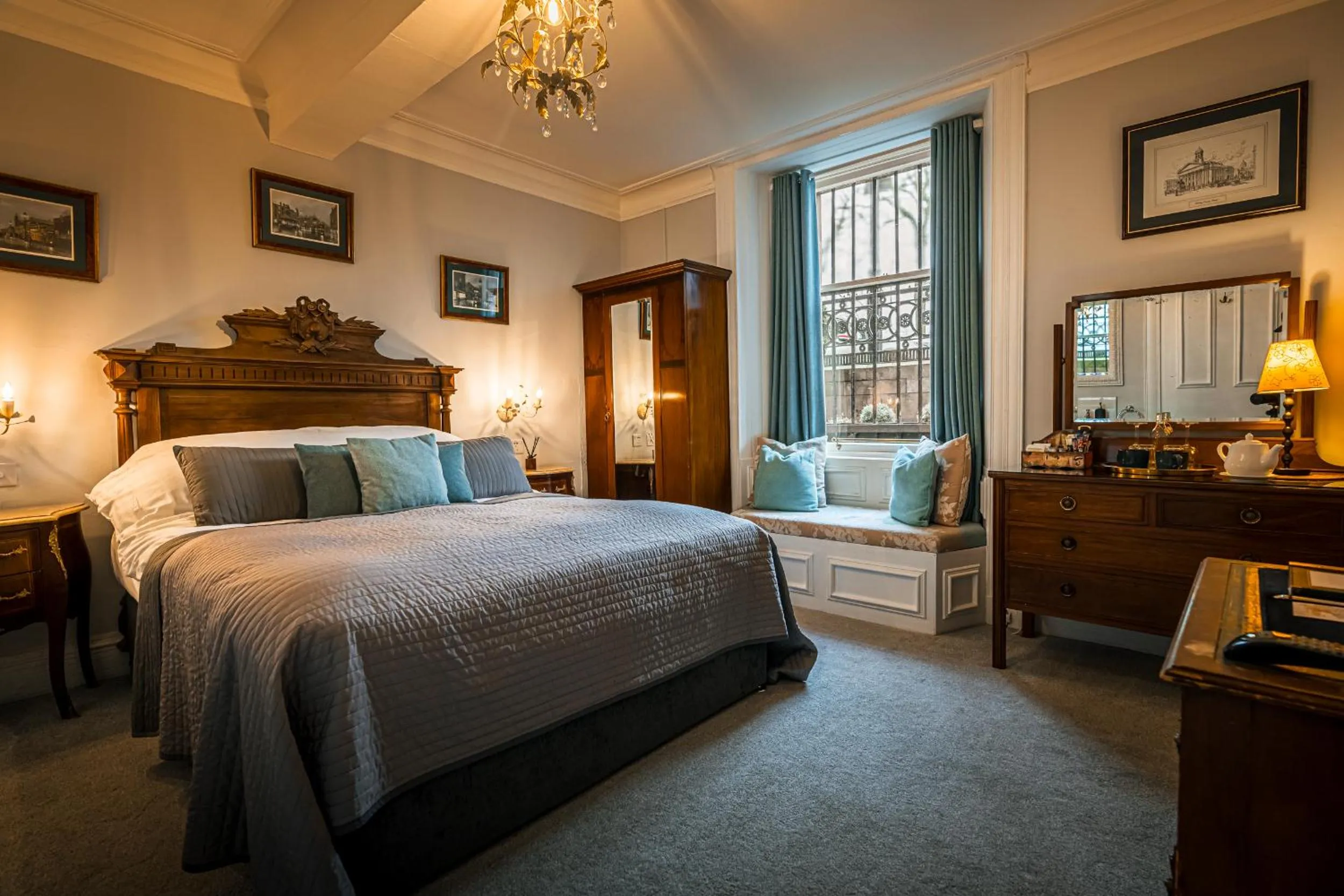 Bed in The Alamo Guest House