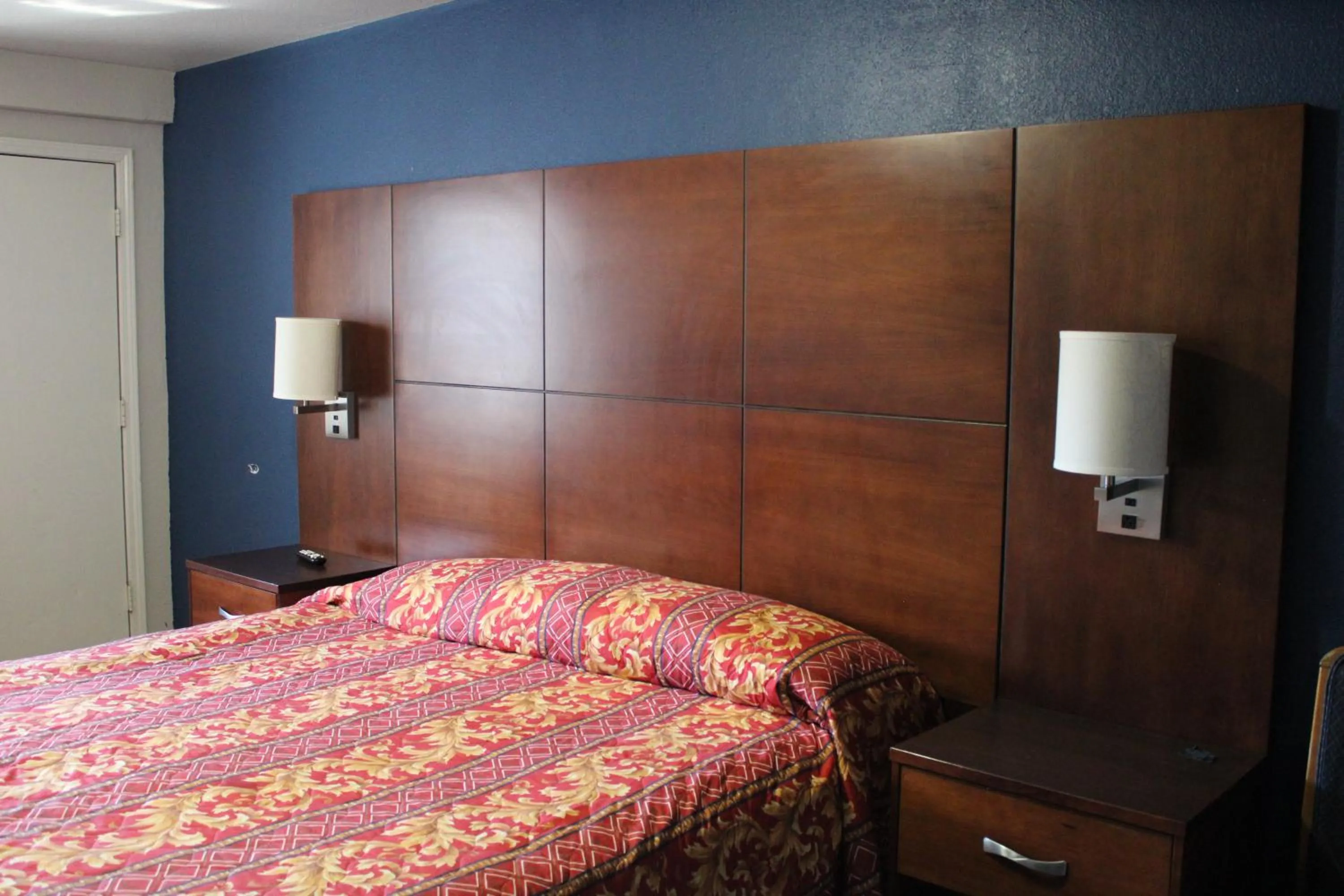 Bed in Flagstaff Motel