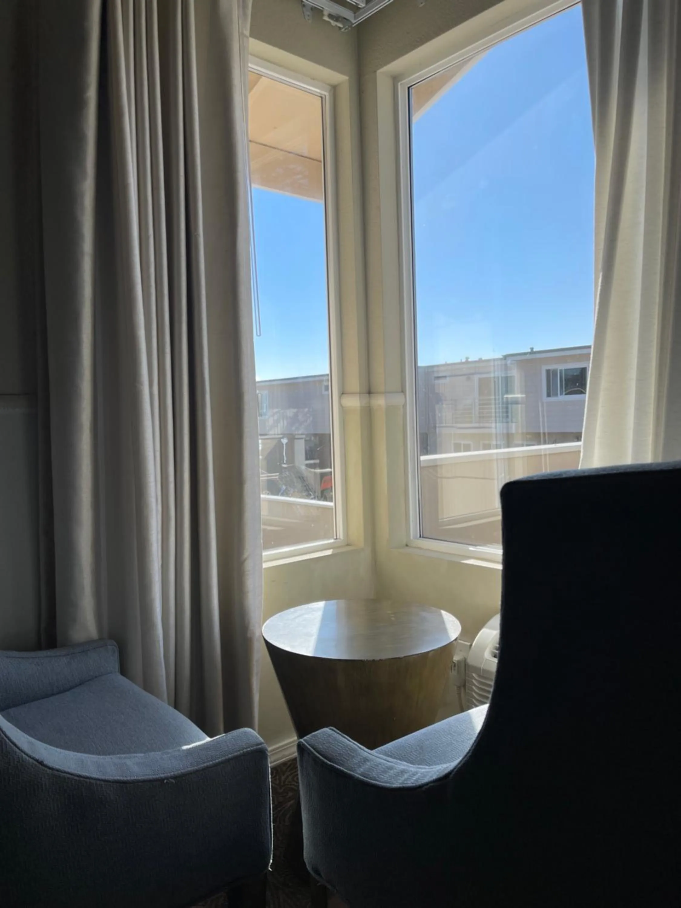 Seating area in Cambria Landing Inn and Suites