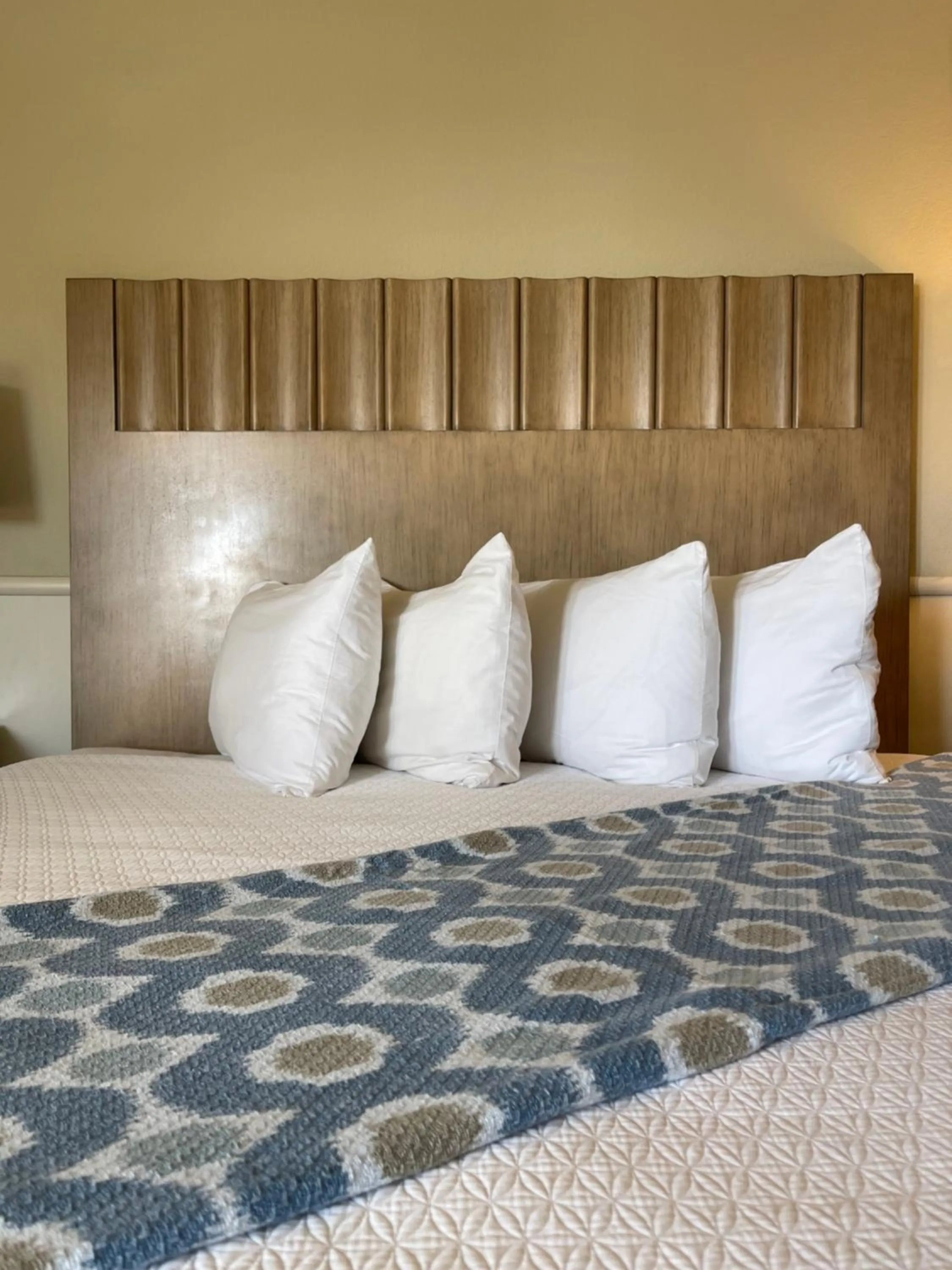 Bed in Cambria Landing Inn and Suites