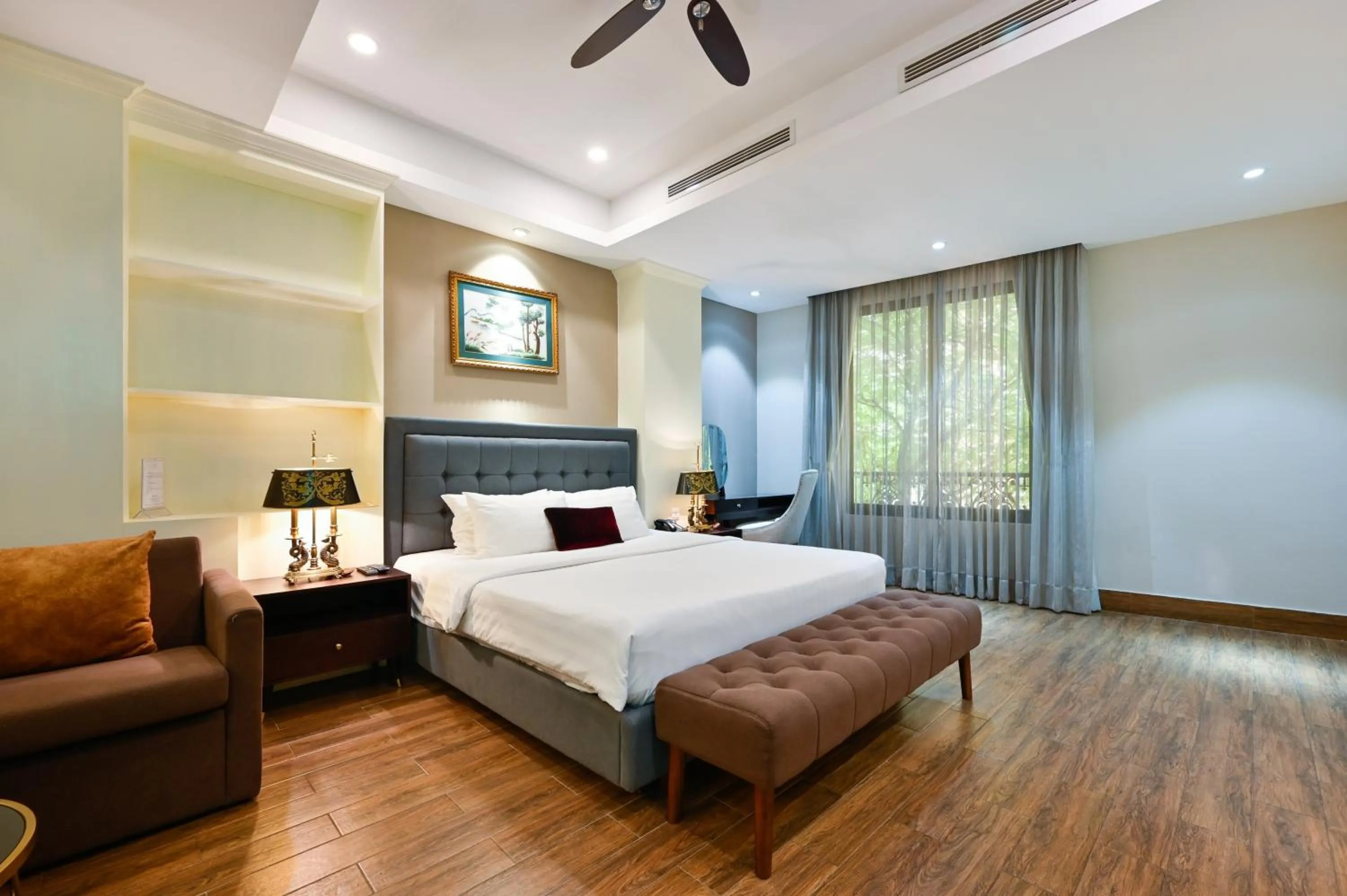 Photo of the whole room, Bed in Sam Royal Apartment