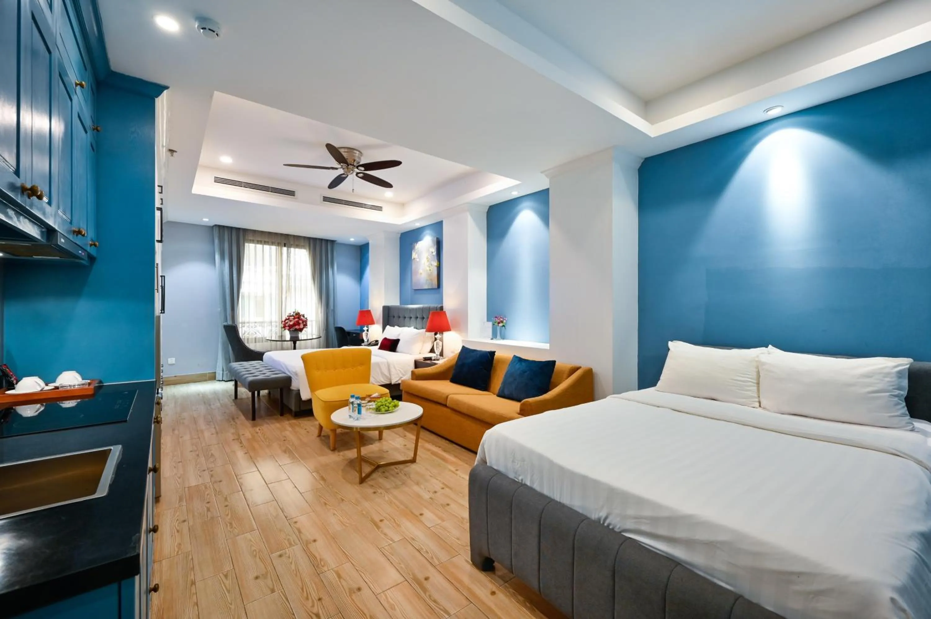 Photo of the whole room, Bed in Sam Royal Apartment