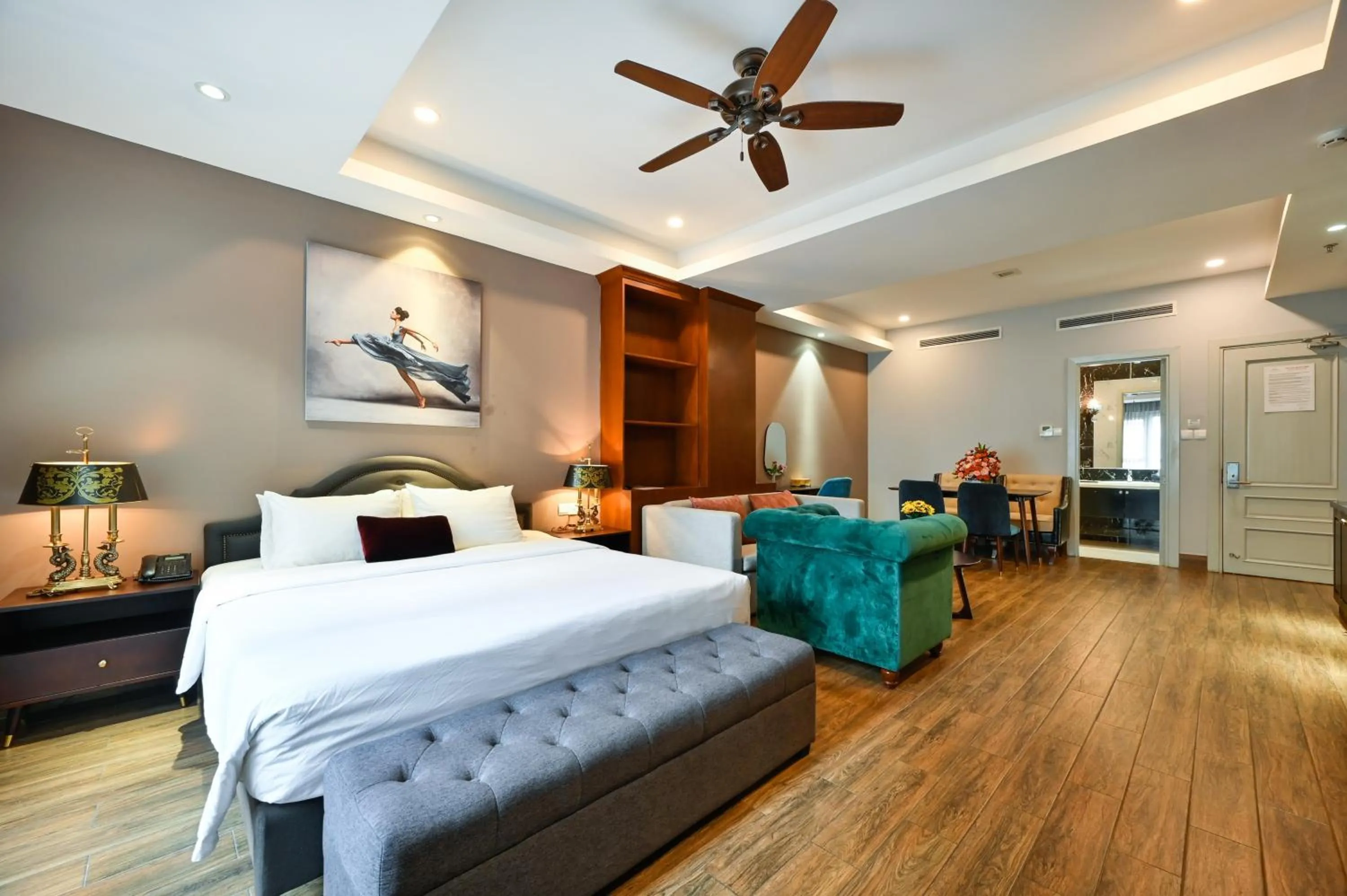 Bed in Sam Royal Apartment