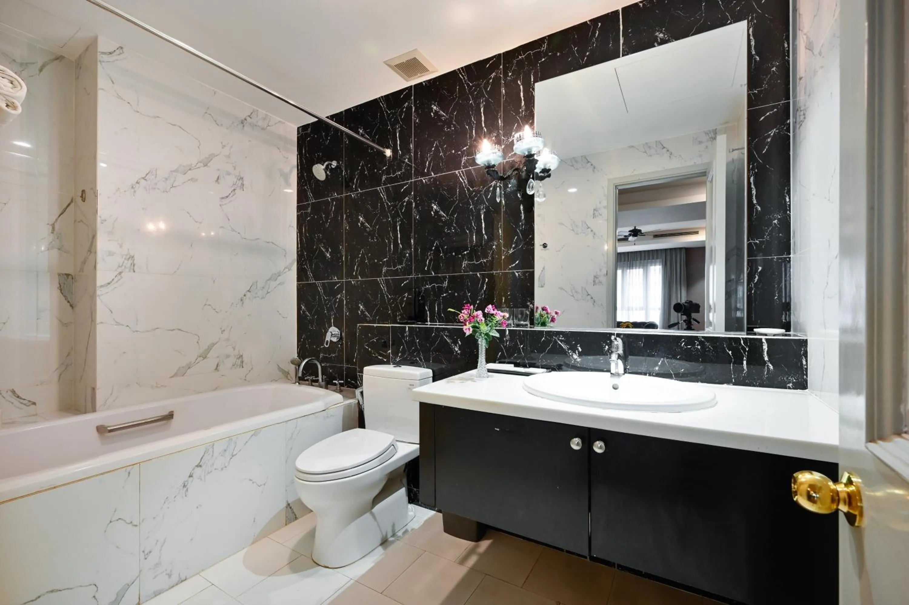 Shower in Sam Royal Apartment