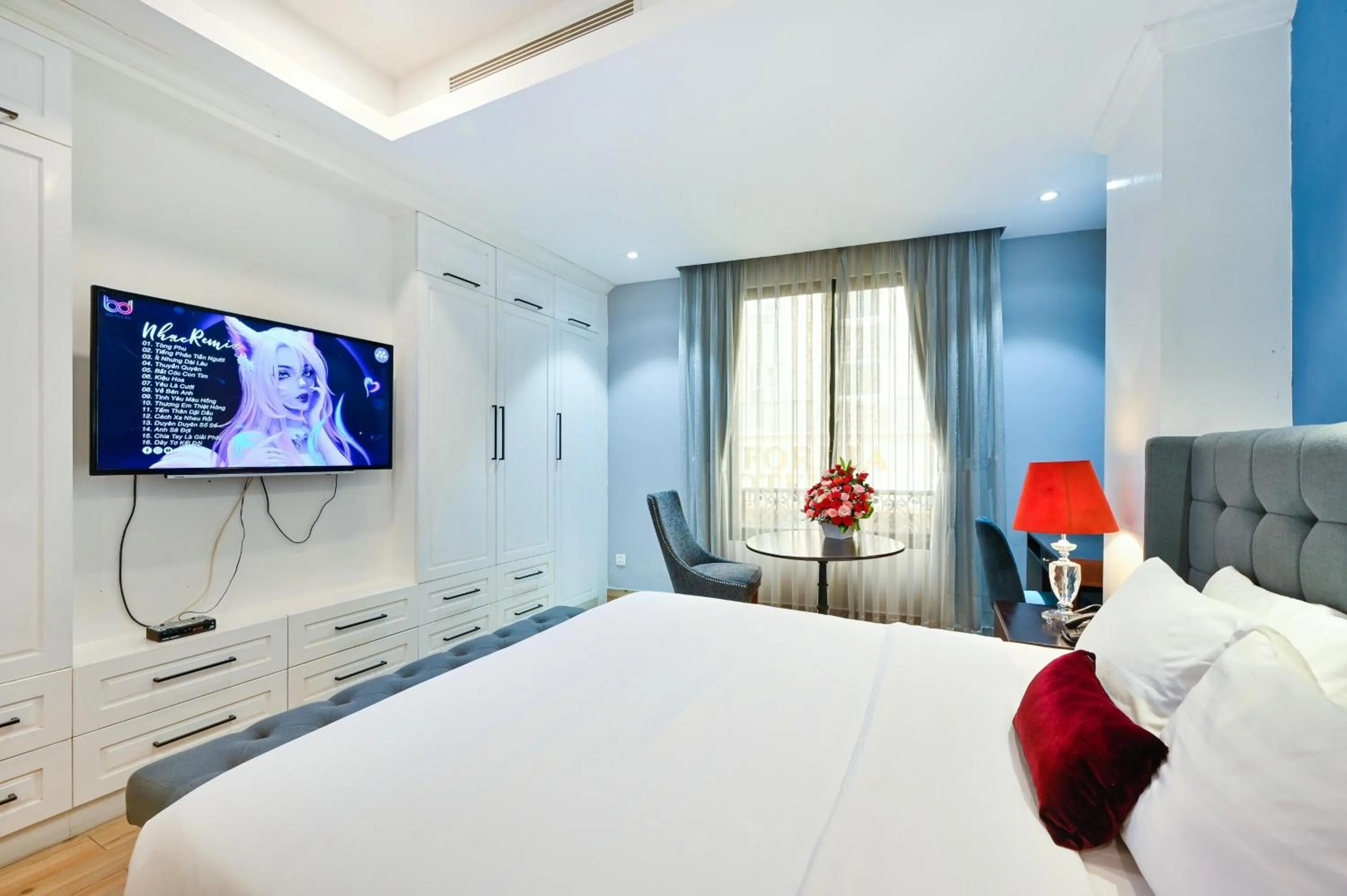 Bedroom, Bed in Sam Royal Apartment