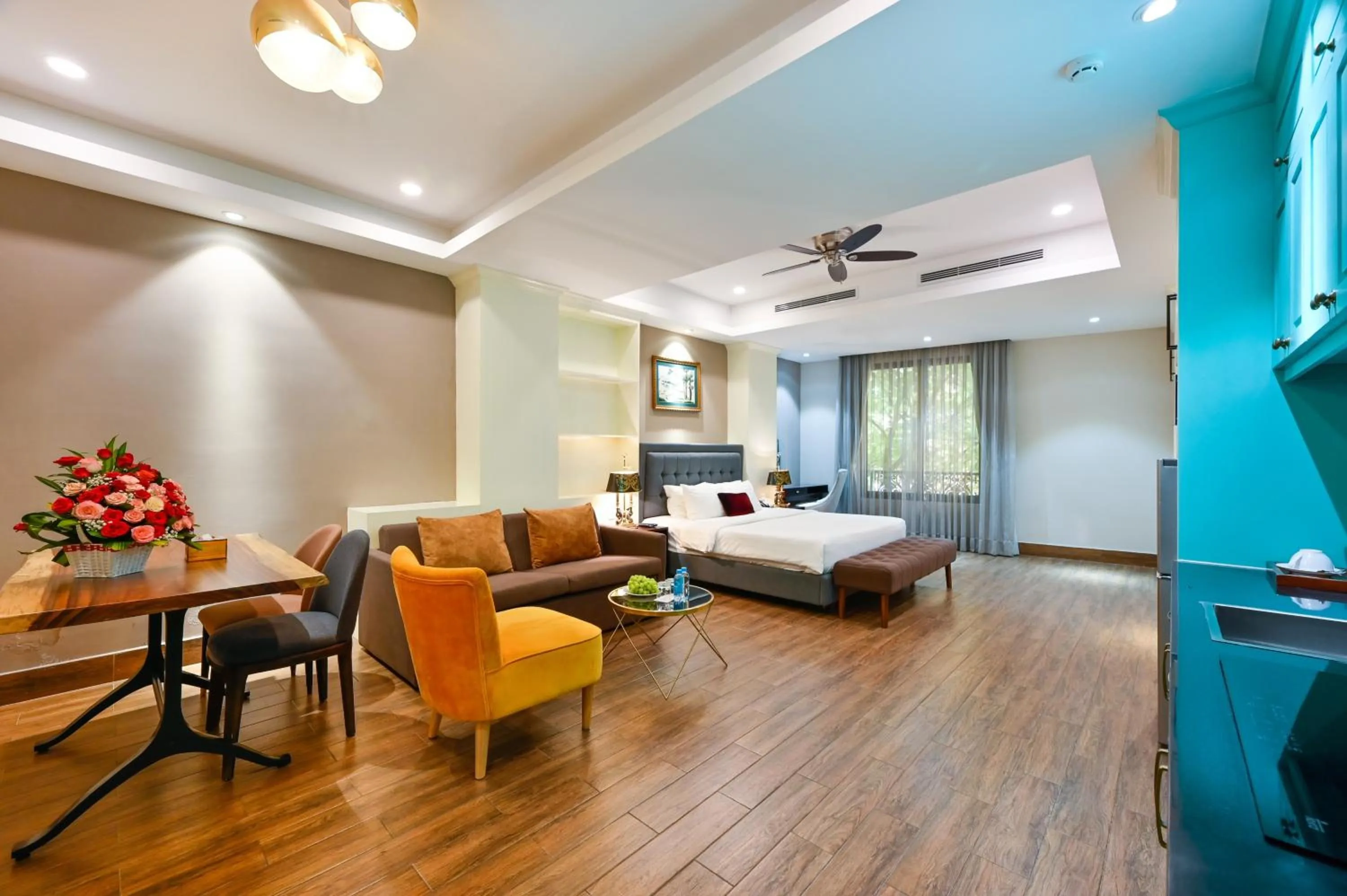 Photo of the whole room, Bed in Sam Royal Apartment