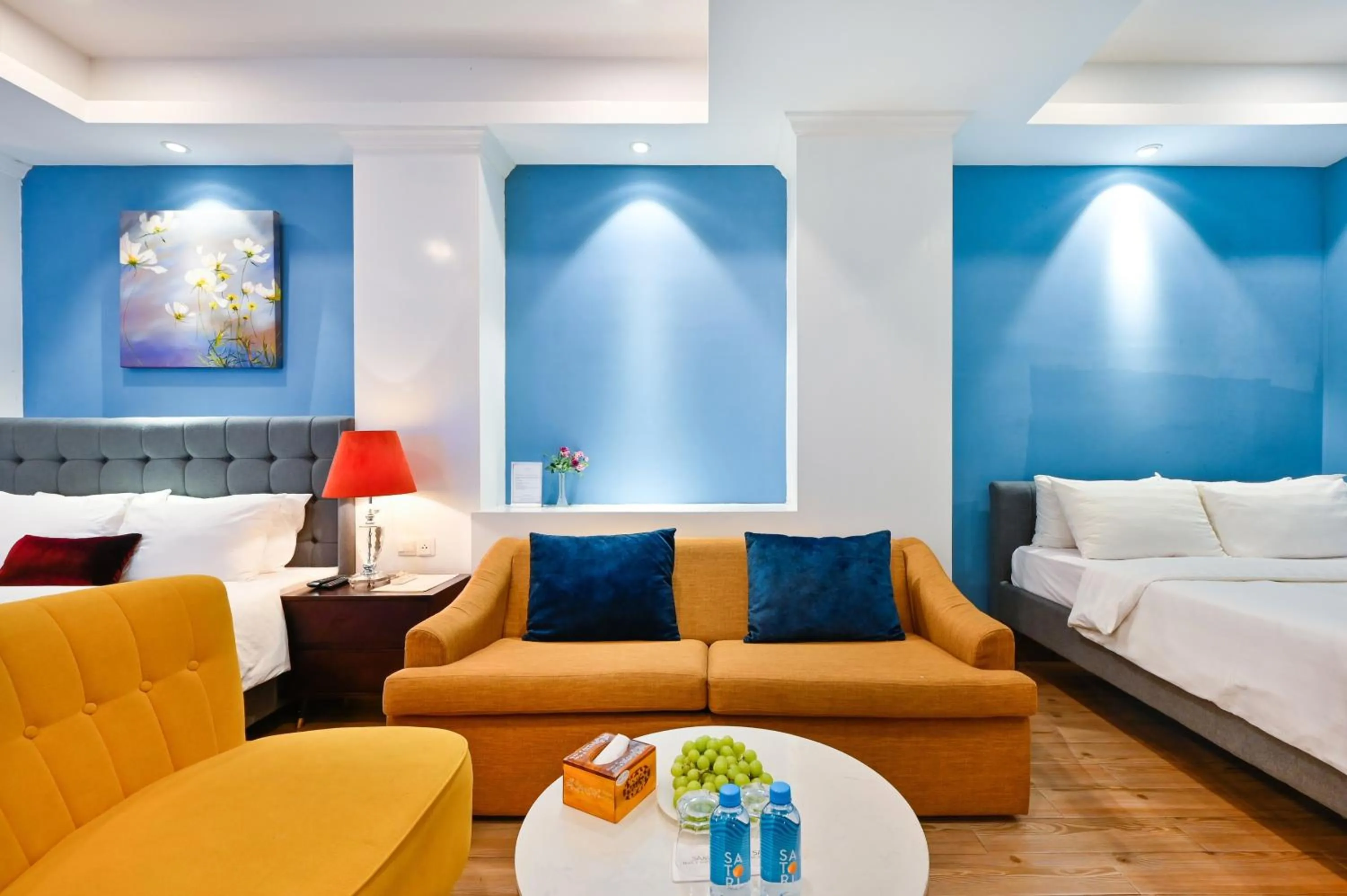 Seating area, Bed in Sam Royal Apartment