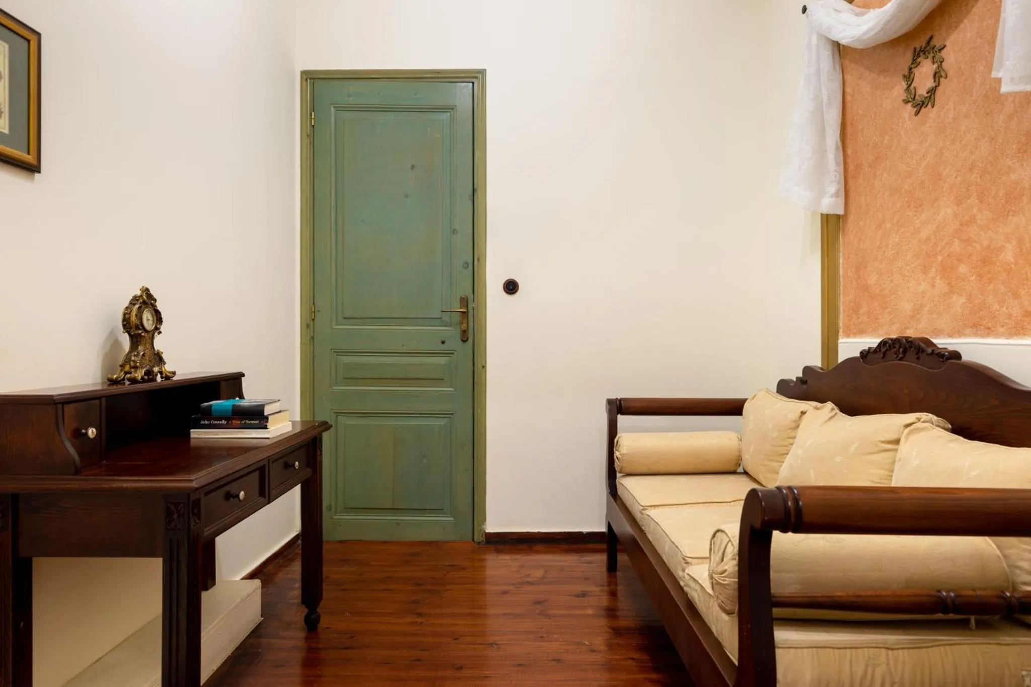 Seating area, Bed in Vilelmine