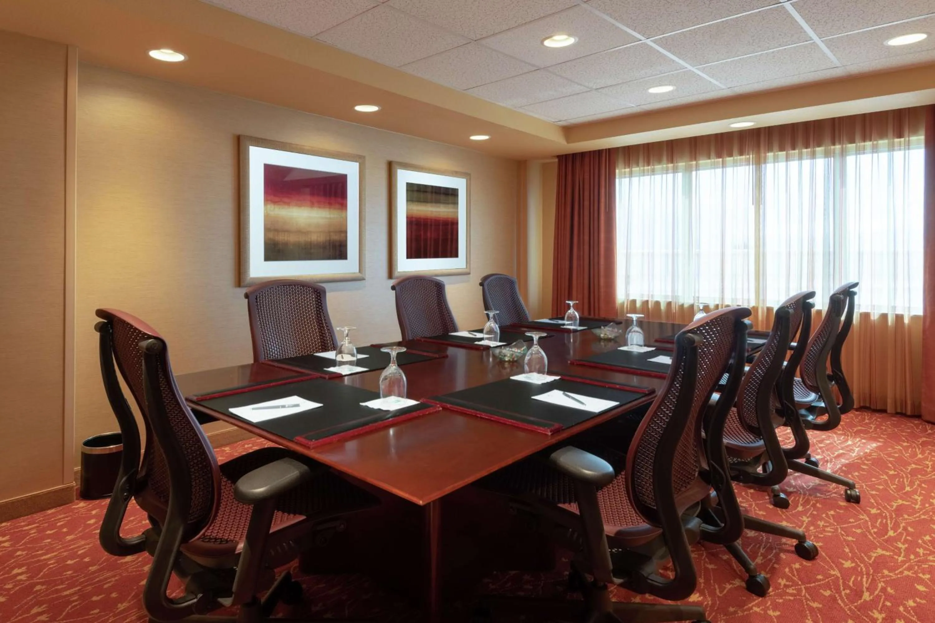 Dining area in Embassy Suites Loveland Conference Center