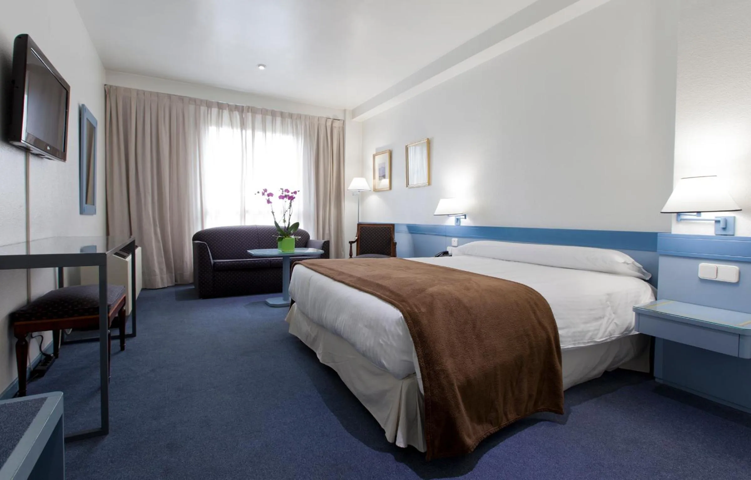 Photo of the whole room, Bed in Espahotel Plaza de España