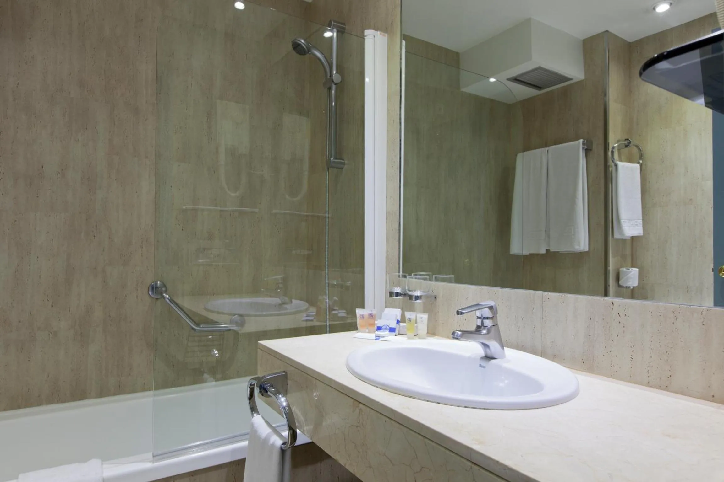 Bathroom in Espahotel Plaza de España