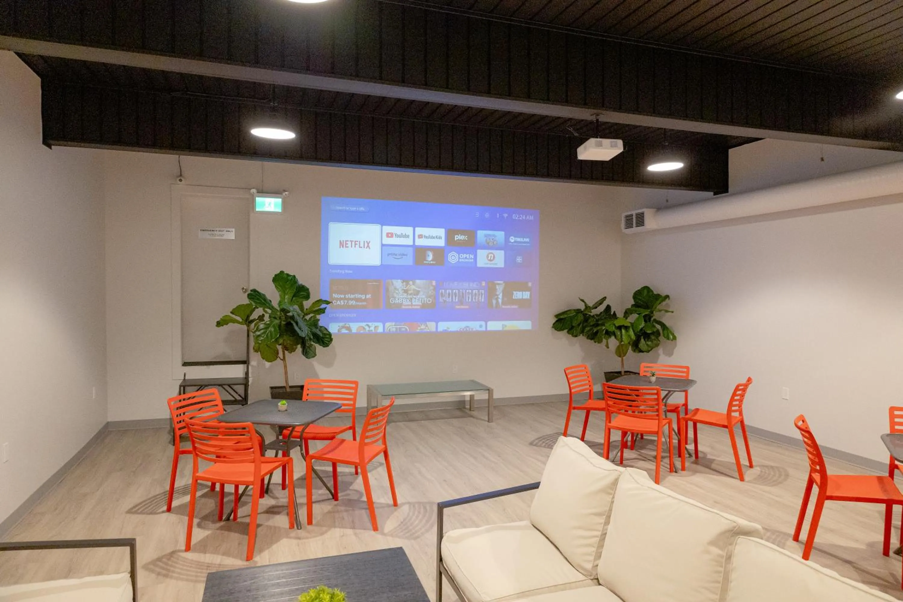 Communal lounge/ TV room in Scott's Inn & Suites