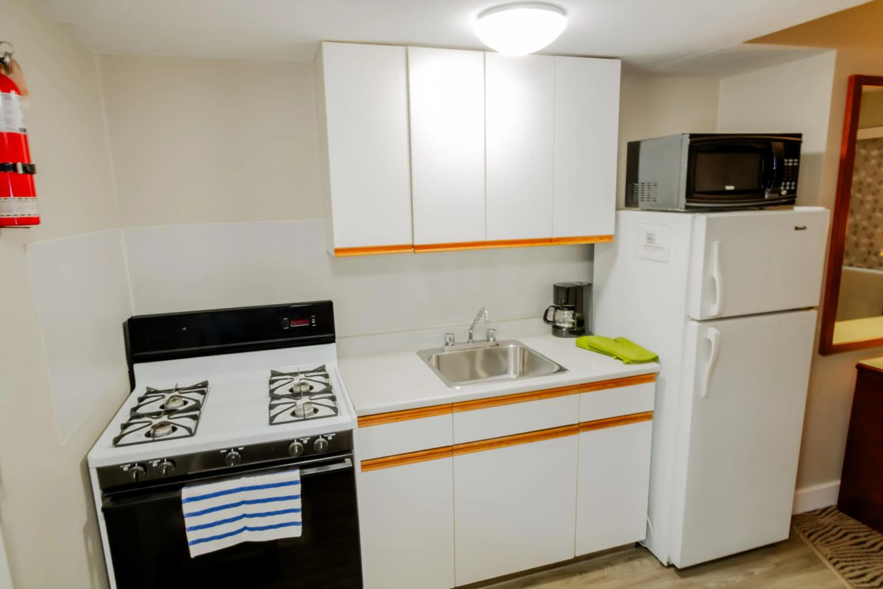 Kitchen or kitchenette in Scott's Inn & Suites