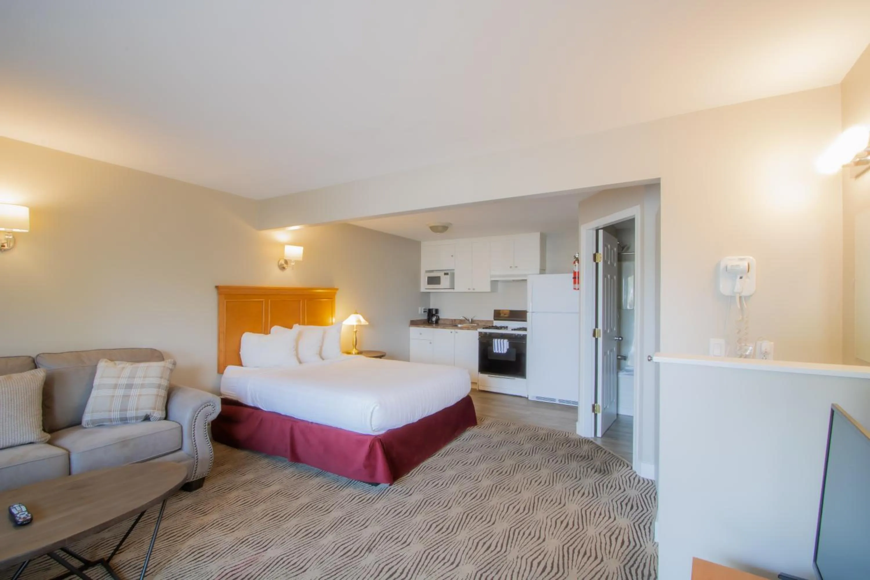 Kitchen or kitchenette, Bed in Scott's Inn & Suites