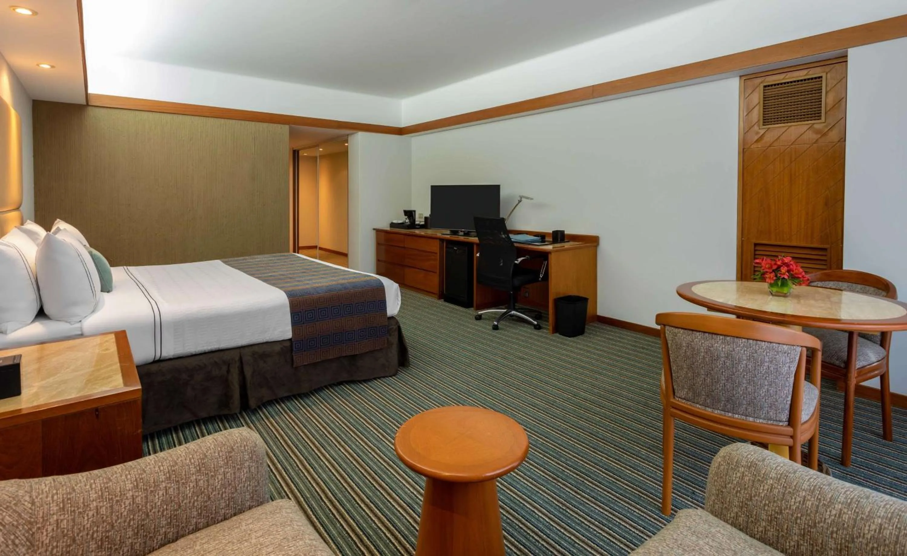 Photo of the whole room, Bed in Sonesta Hotel El Olivar