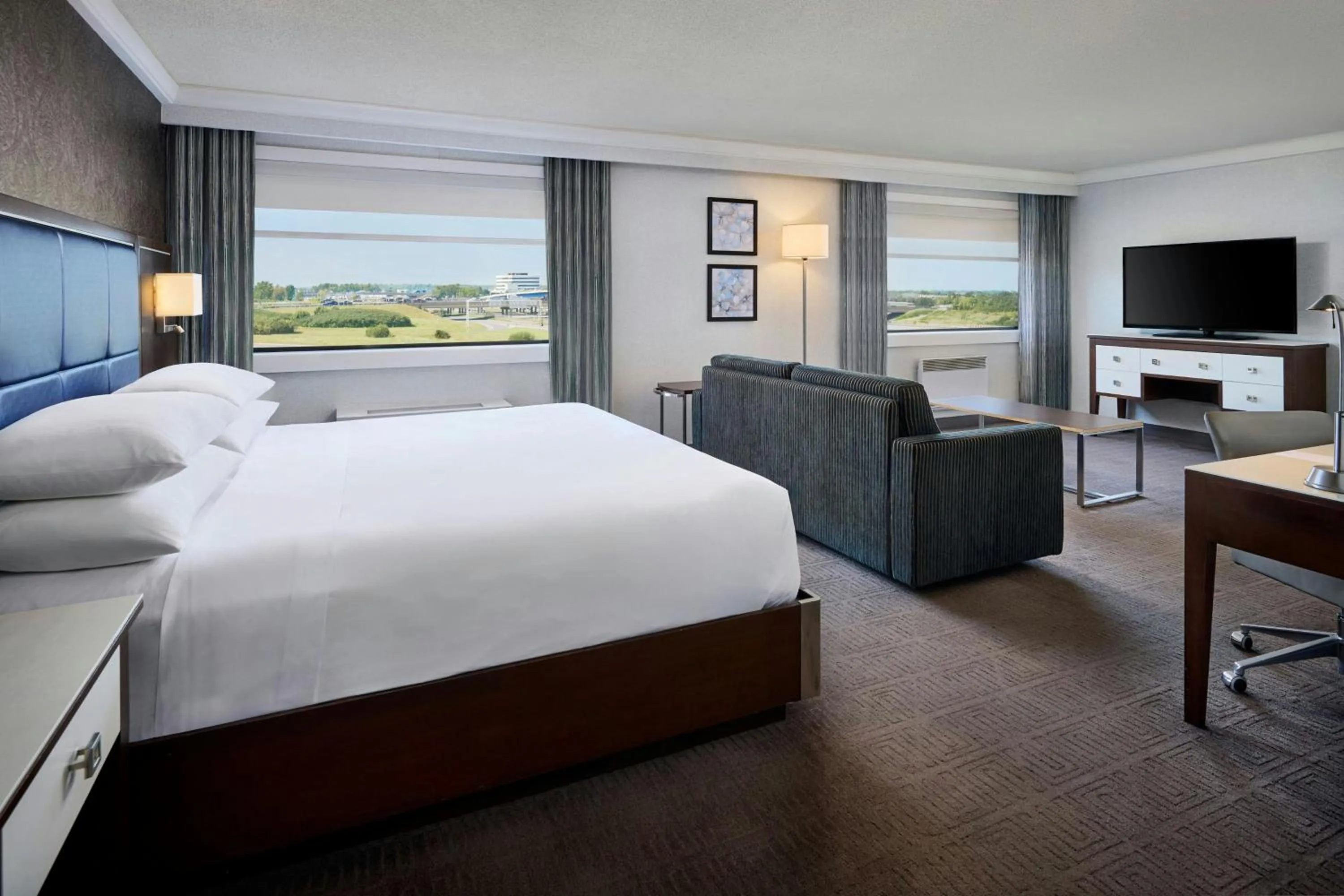 Photo of the whole room, Bed in Sheraton Laval Hotel