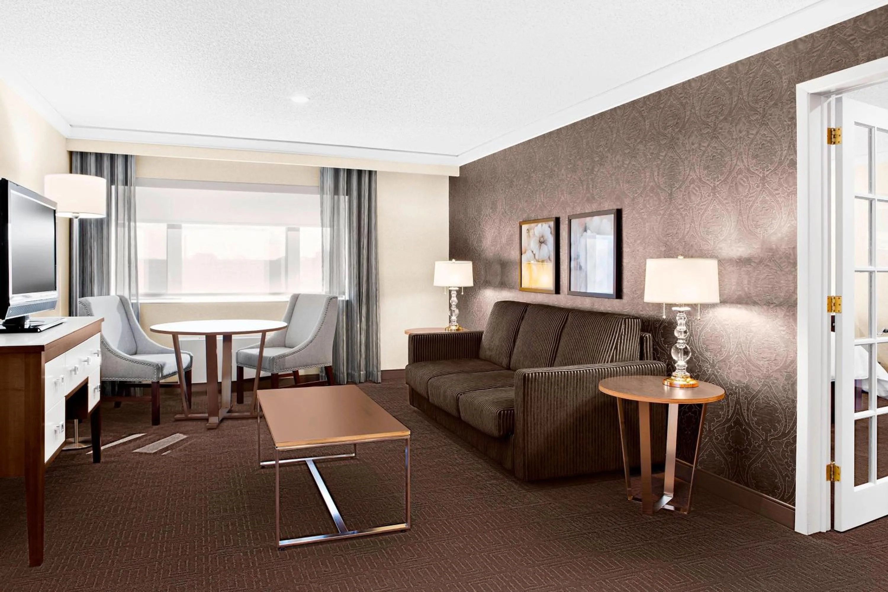 One-Bedroom Executive Suite with Whirlpool - Club Lounge Access in Sheraton Laval Hotel