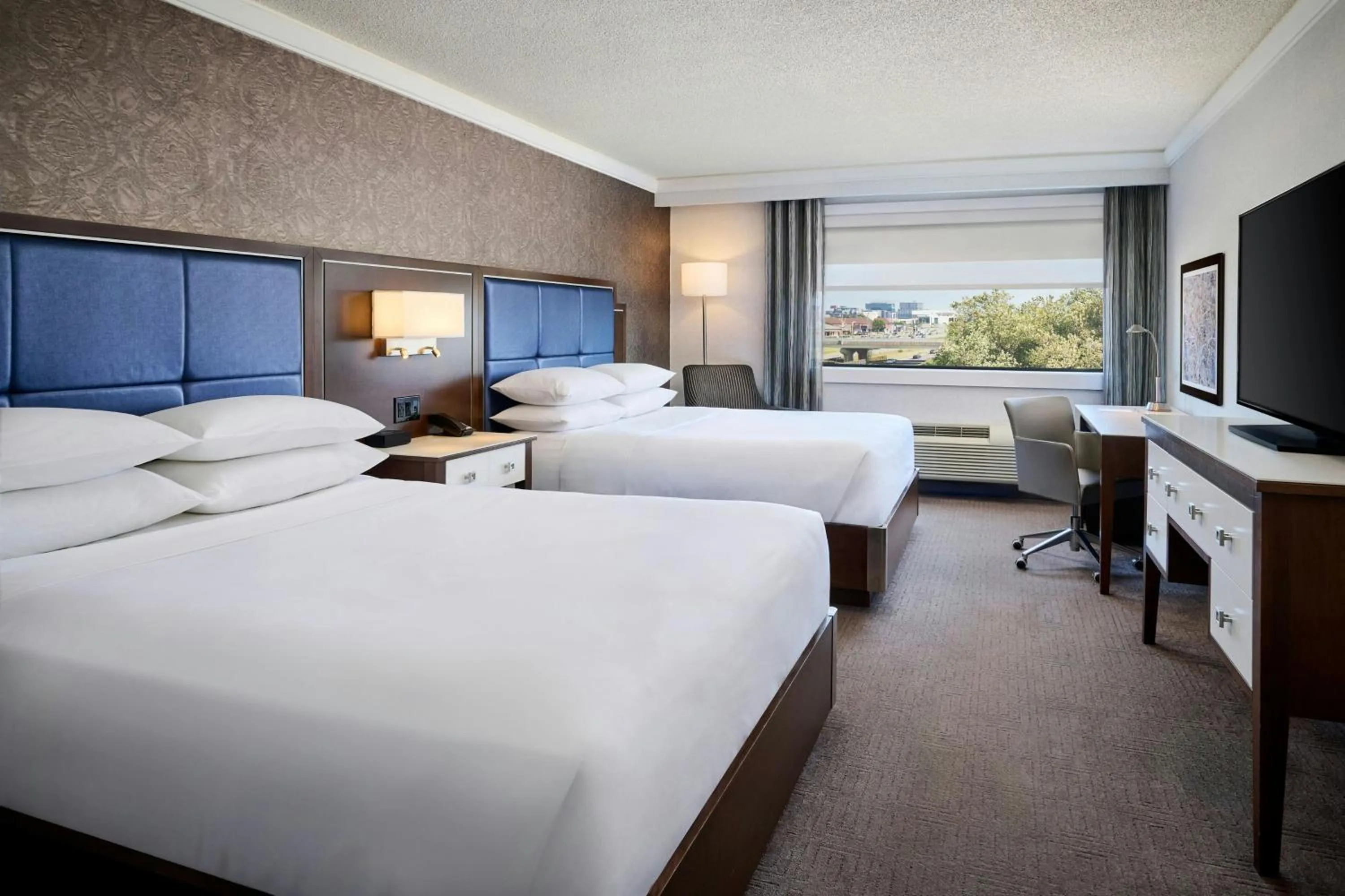 Photo of the whole room, Bed in Sheraton Laval Hotel