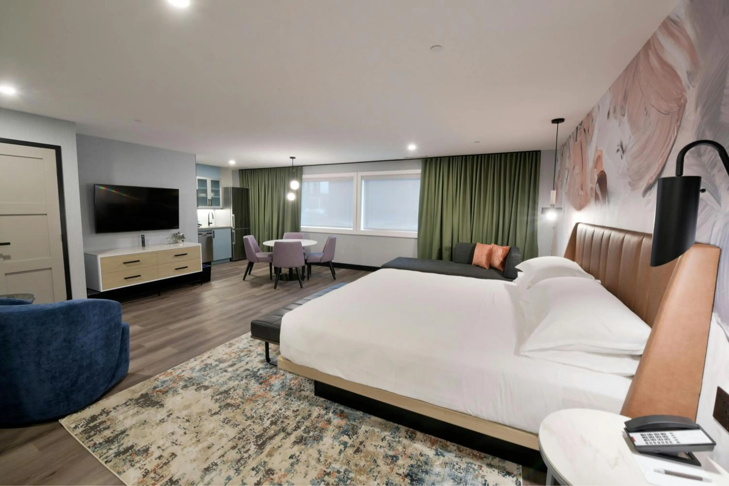 Photo of the whole room, Bed in Sheraton Laval Hotel