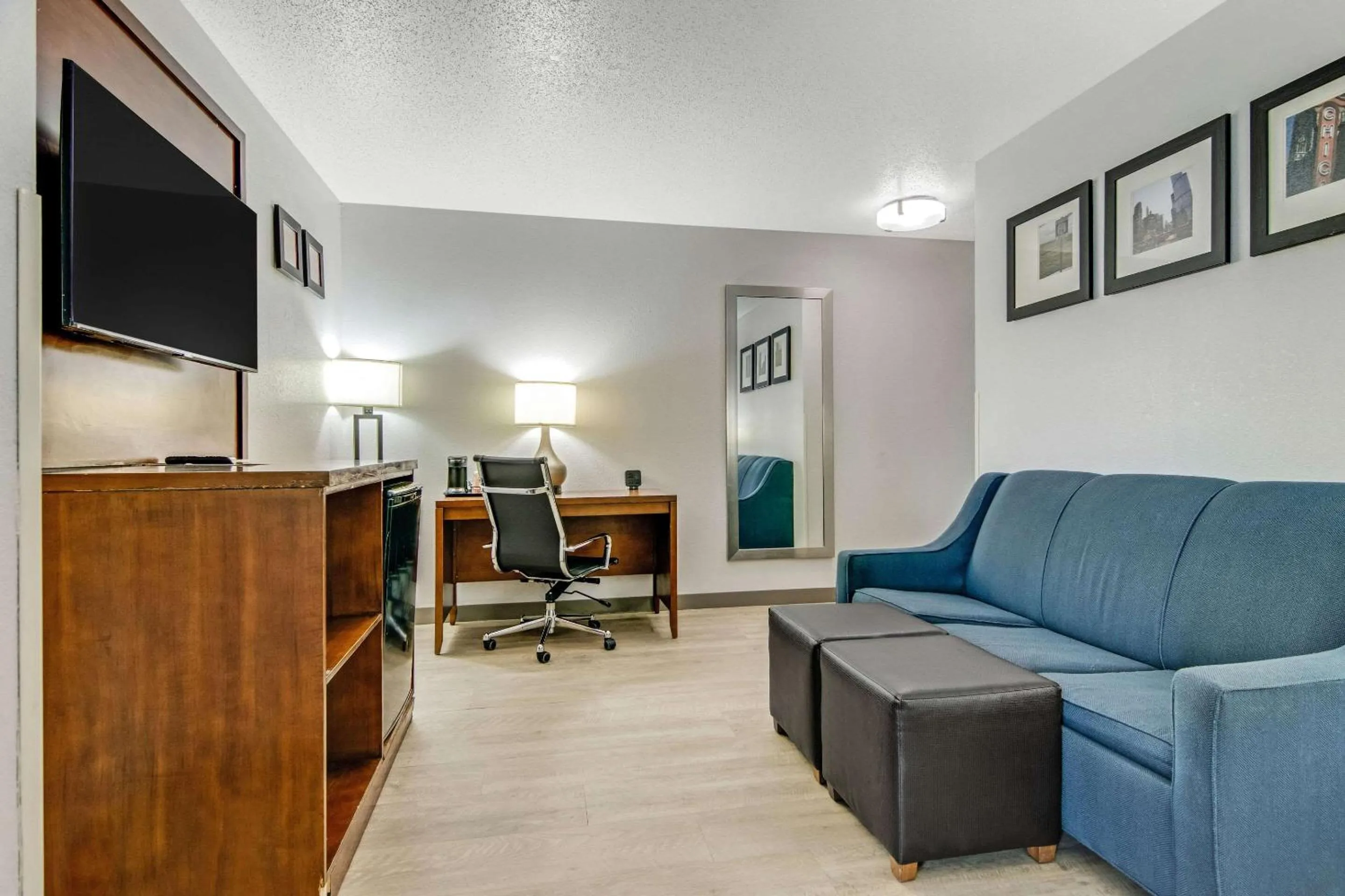 Bedroom in Comfort Suites near I-80 and I-94