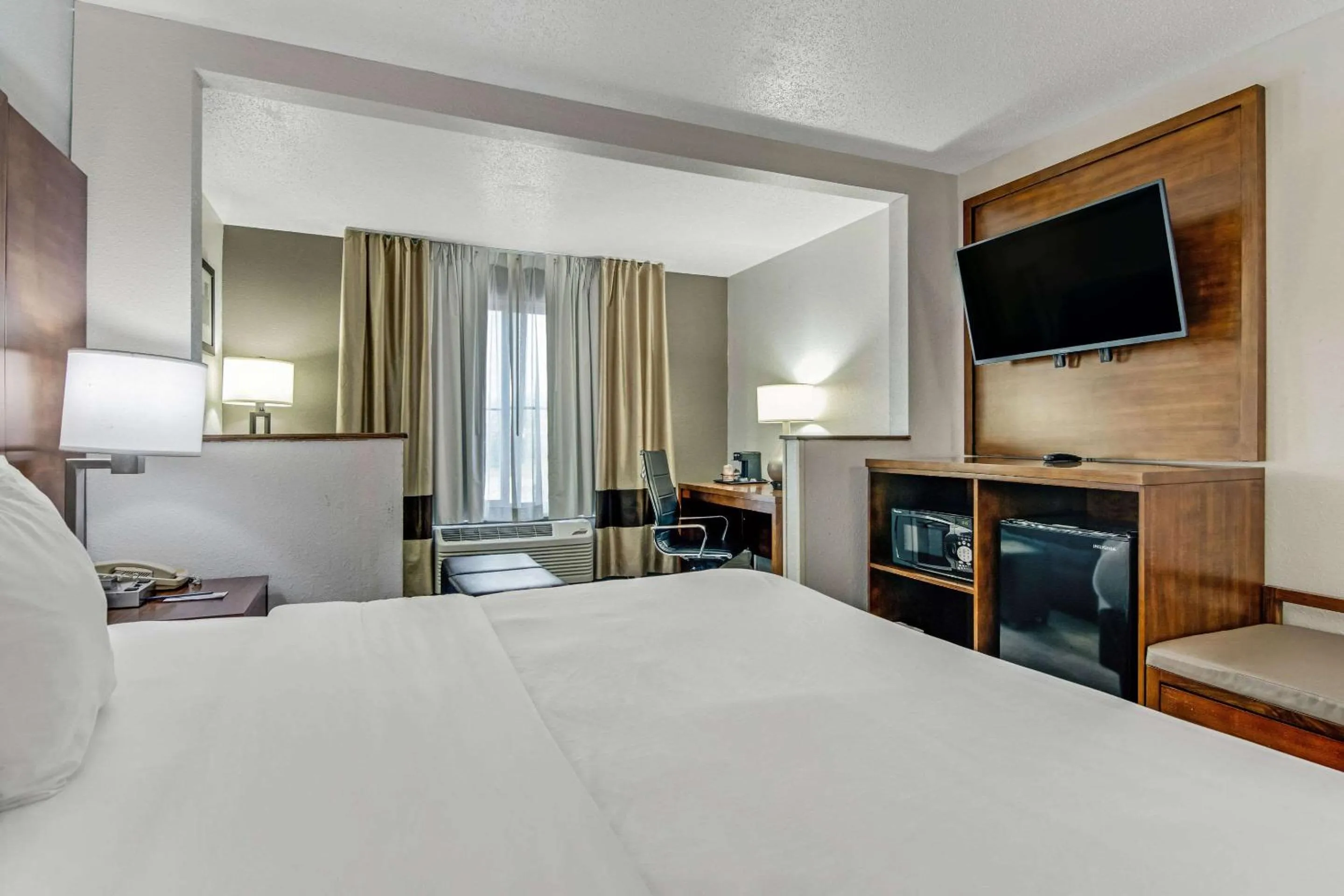 Bedroom, Bed in Comfort Suites near I-80 and I-94