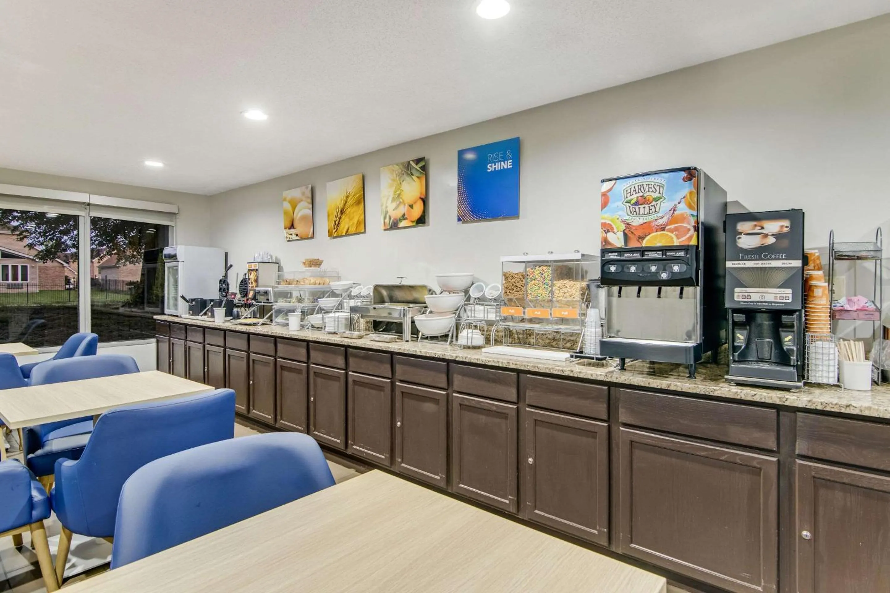 Breakfast in Comfort Suites near I-80 and I-94