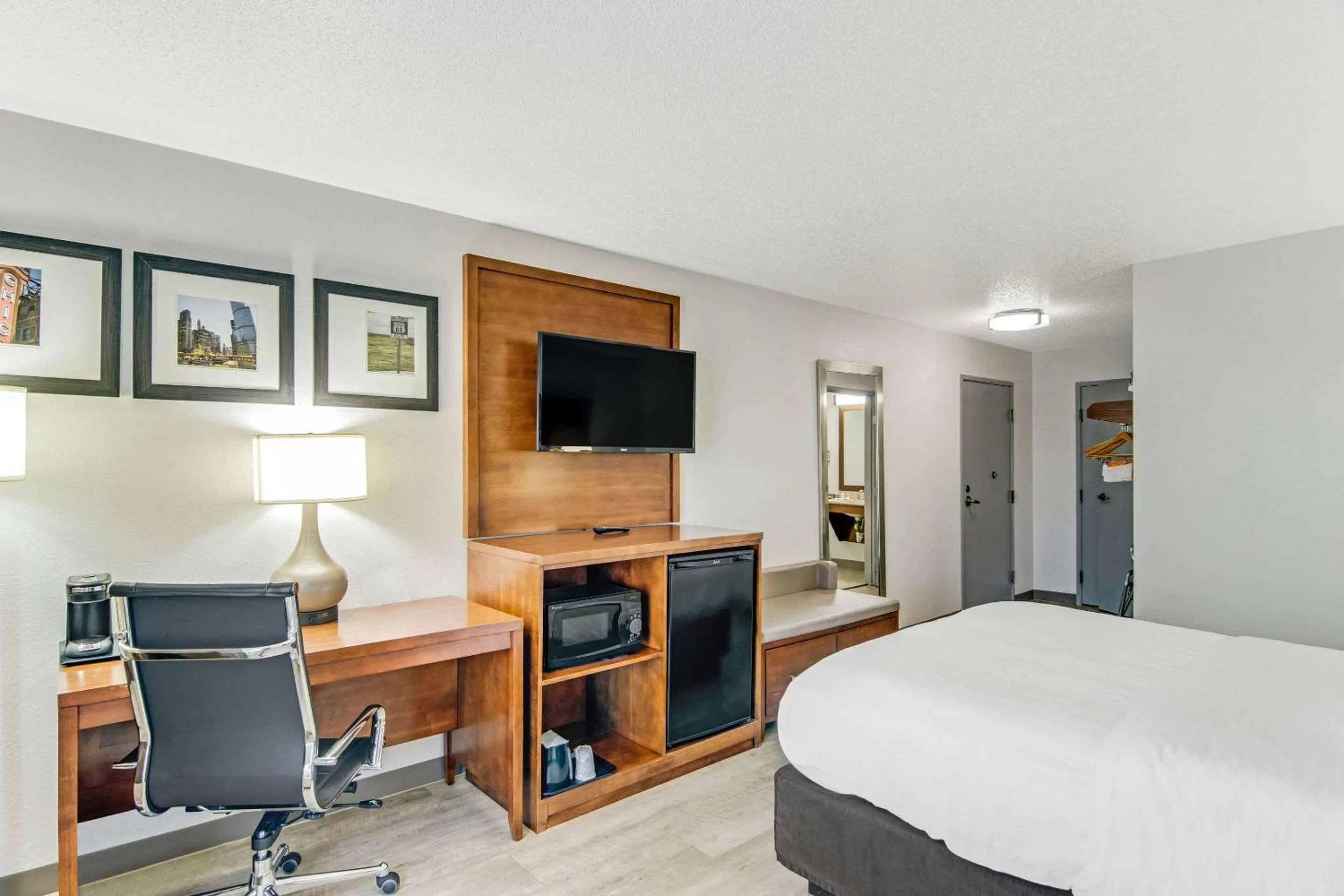 Bedroom, Bed in Comfort Suites near I-80 and I-94