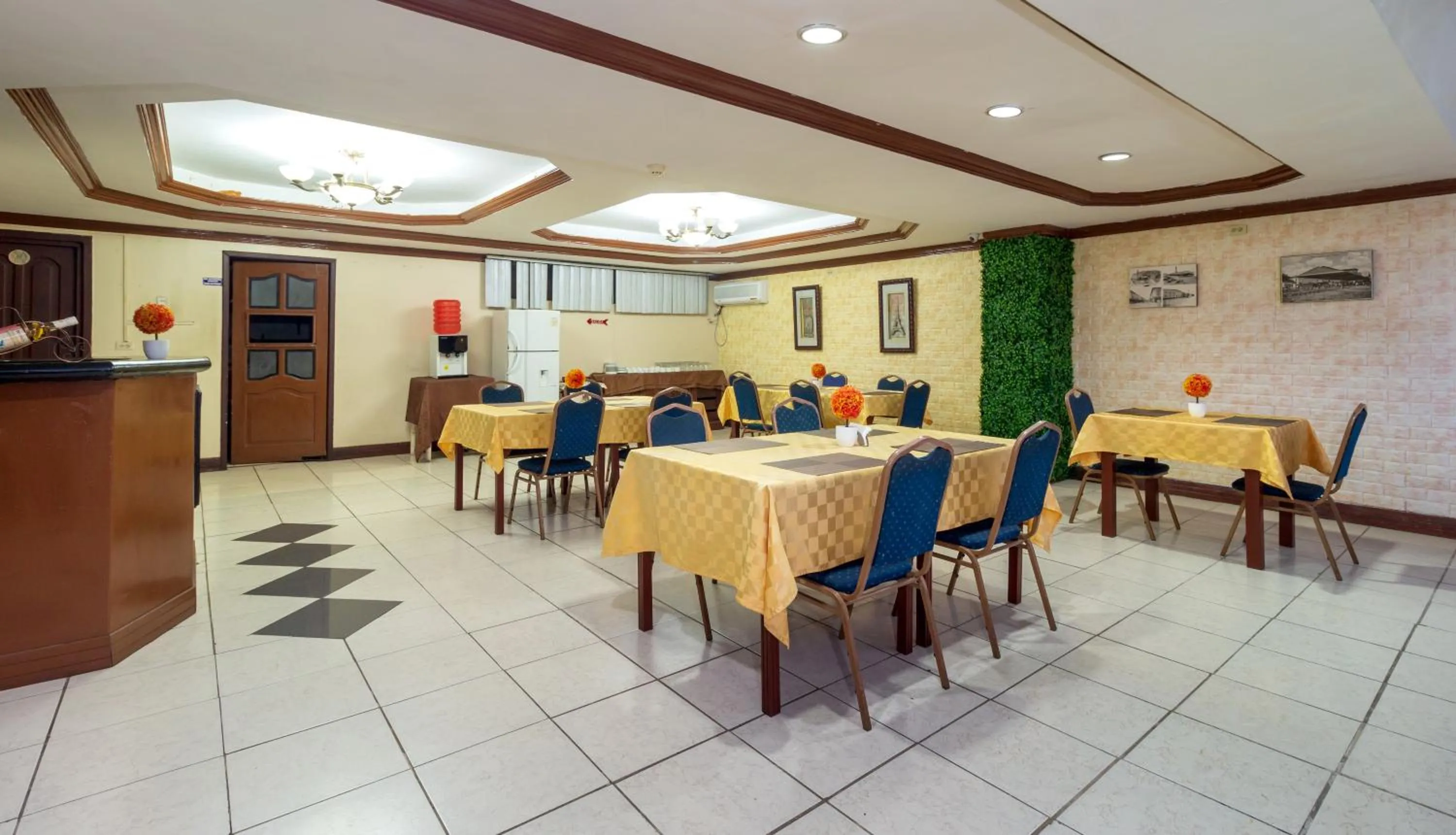 Restaurant/places to eat in Hotel Malecon Inn