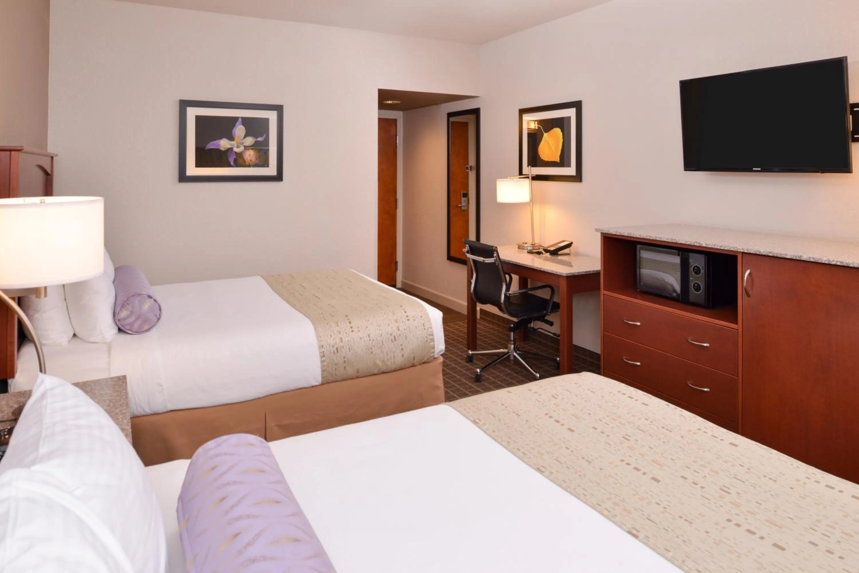 Bed in Best Western Plus Peak Vista Inn & Suites