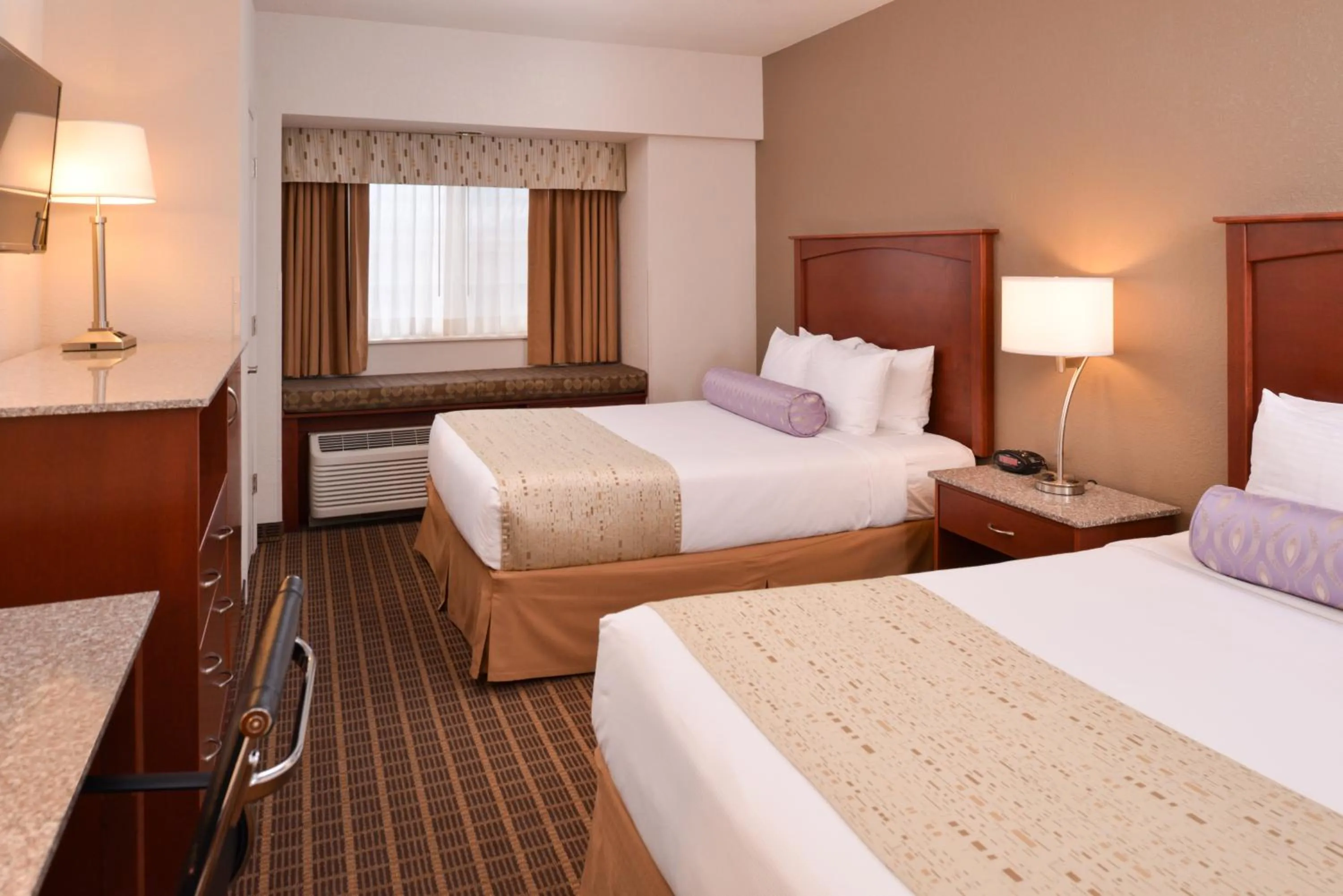 Bed in Best Western Plus Peak Vista Inn & Suites