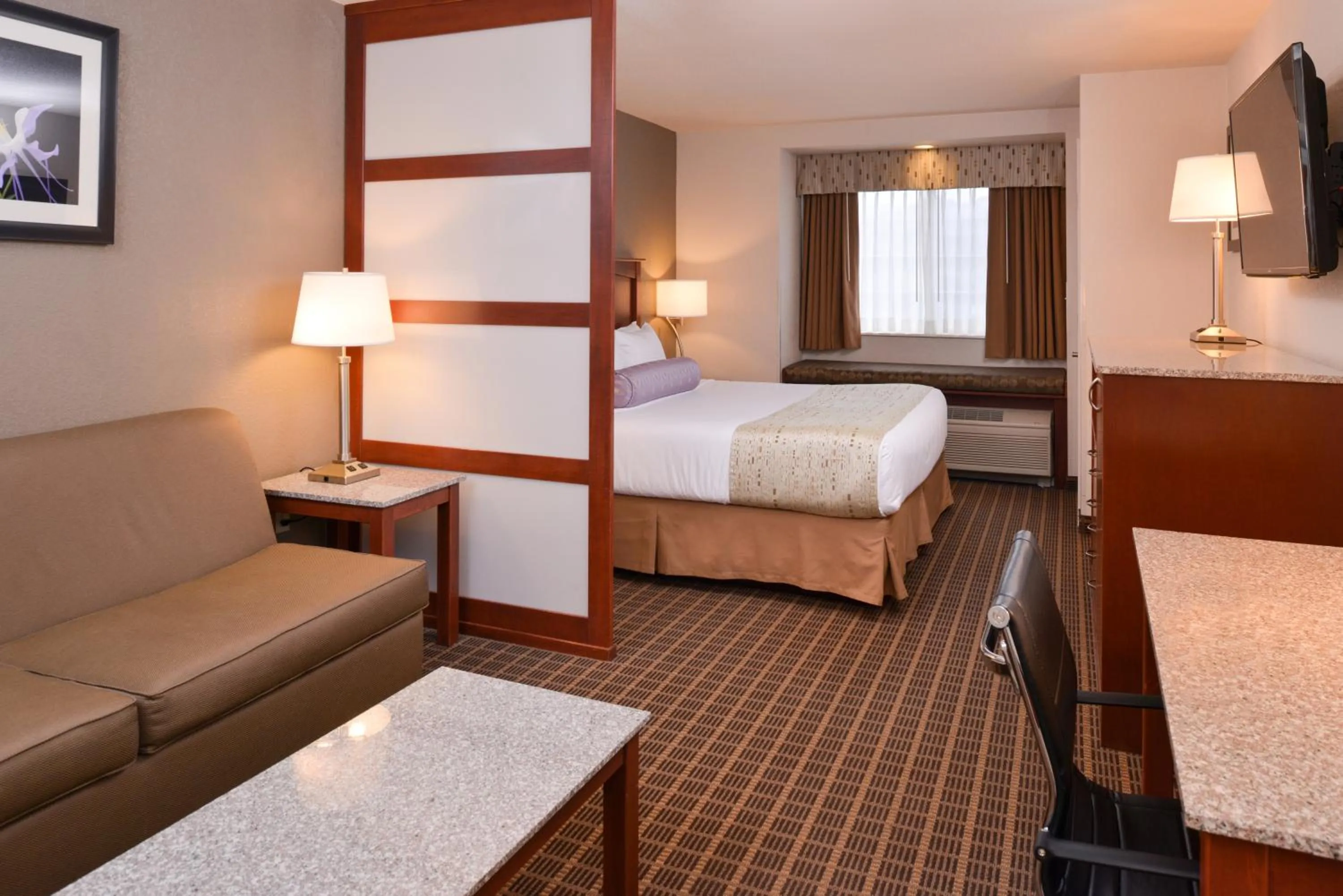 Photo of the whole room, Bed in Best Western Plus Peak Vista Inn & Suites