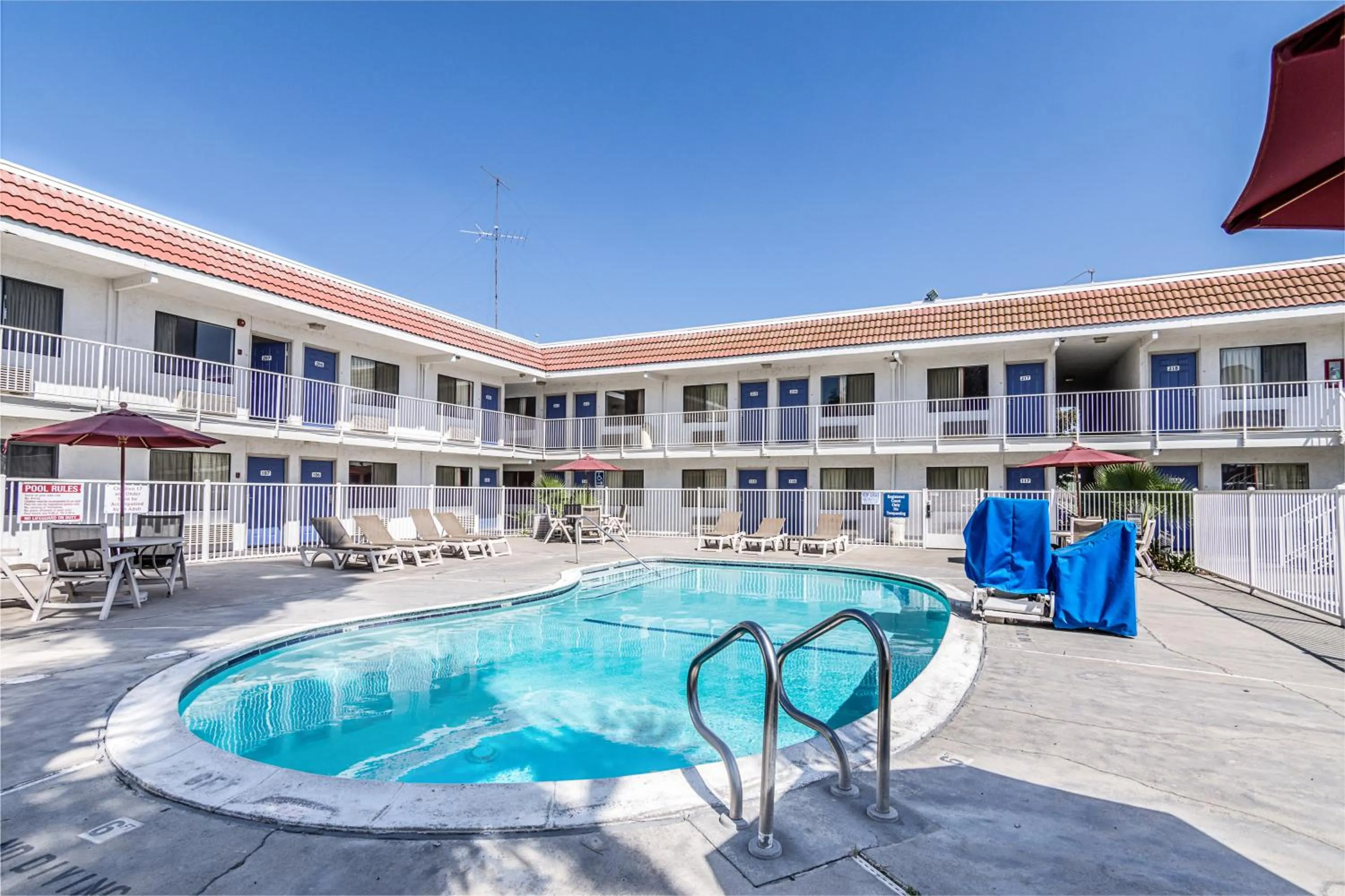 Swimming pool, Property Building in Motel 6-Modesto, CA
